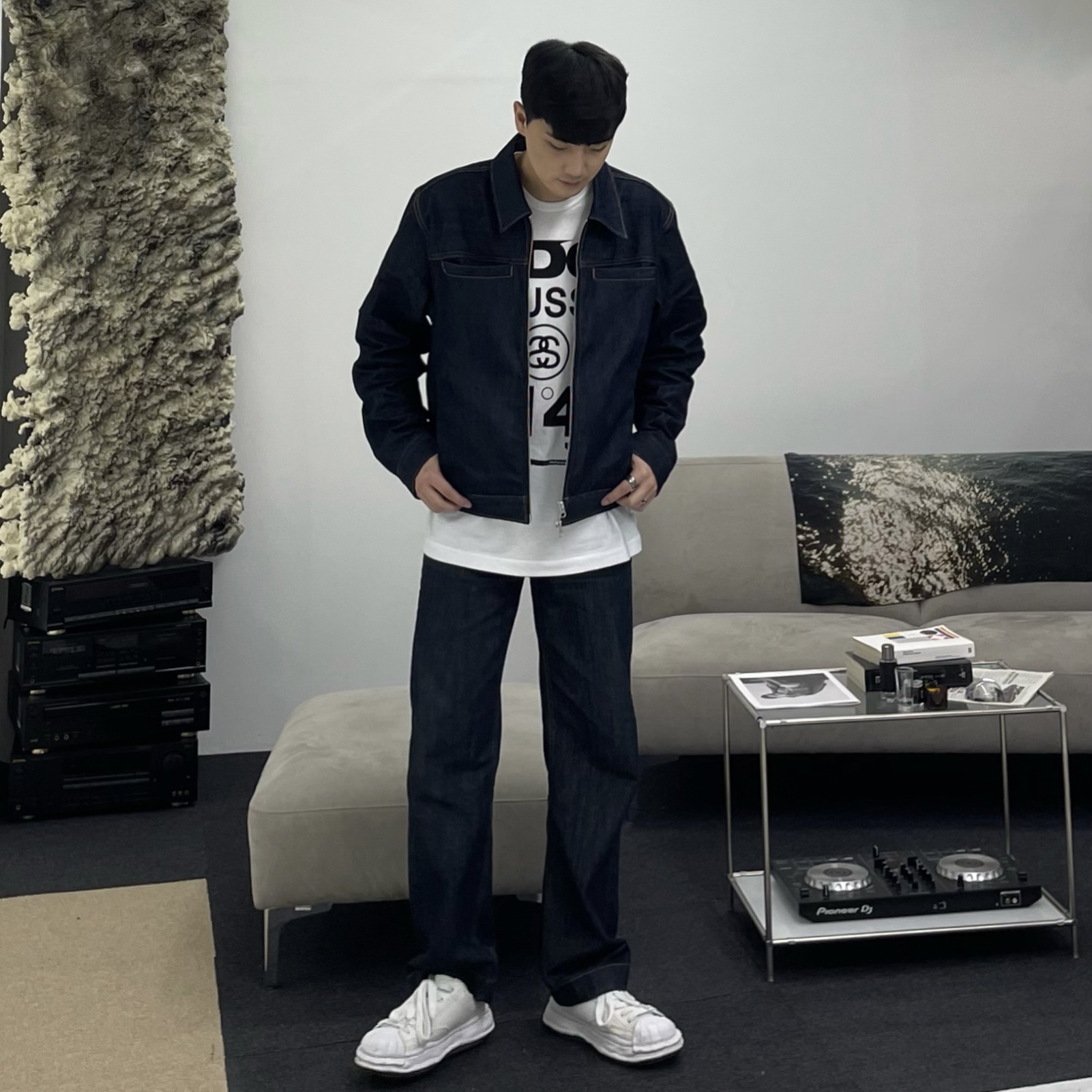 CDG x Stussy T-Shirt White, Maison Mihara Yasuhiro Blakey OG Sole Canvas Low-top Sneakers White 착용 스타일 - 1