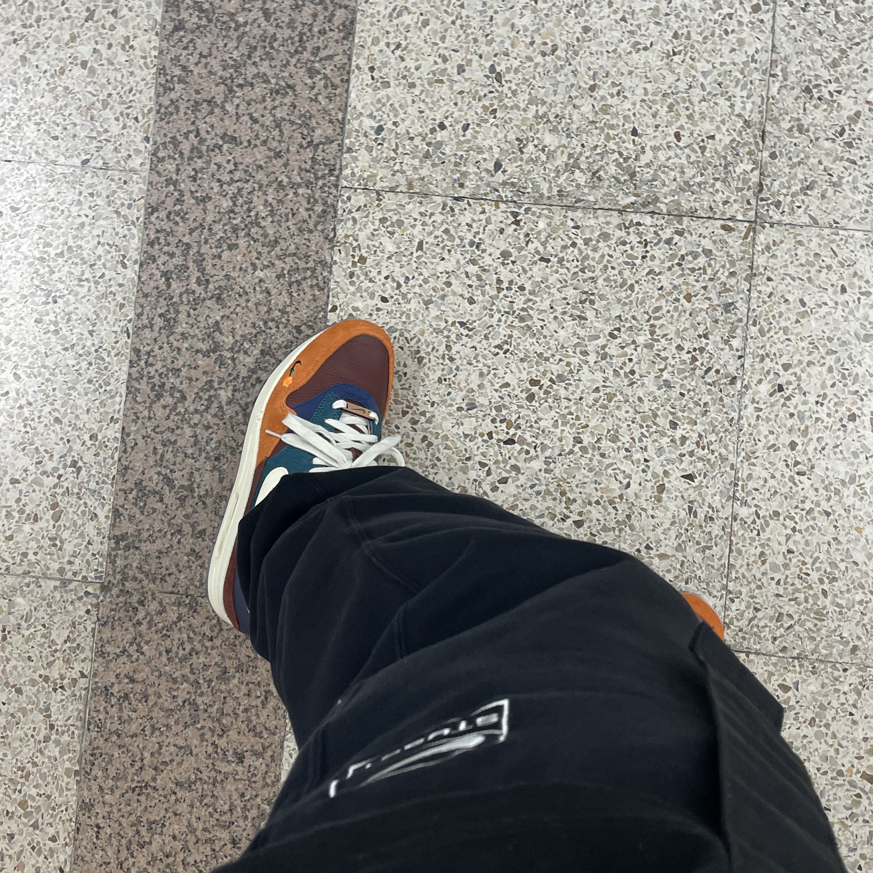 Nike x Kasina Air Max 1 SP Won-Ang Orange, Nike x Stussy NRG RA Washed Fleece Pants Black (DN4030-010) 착용 스타일