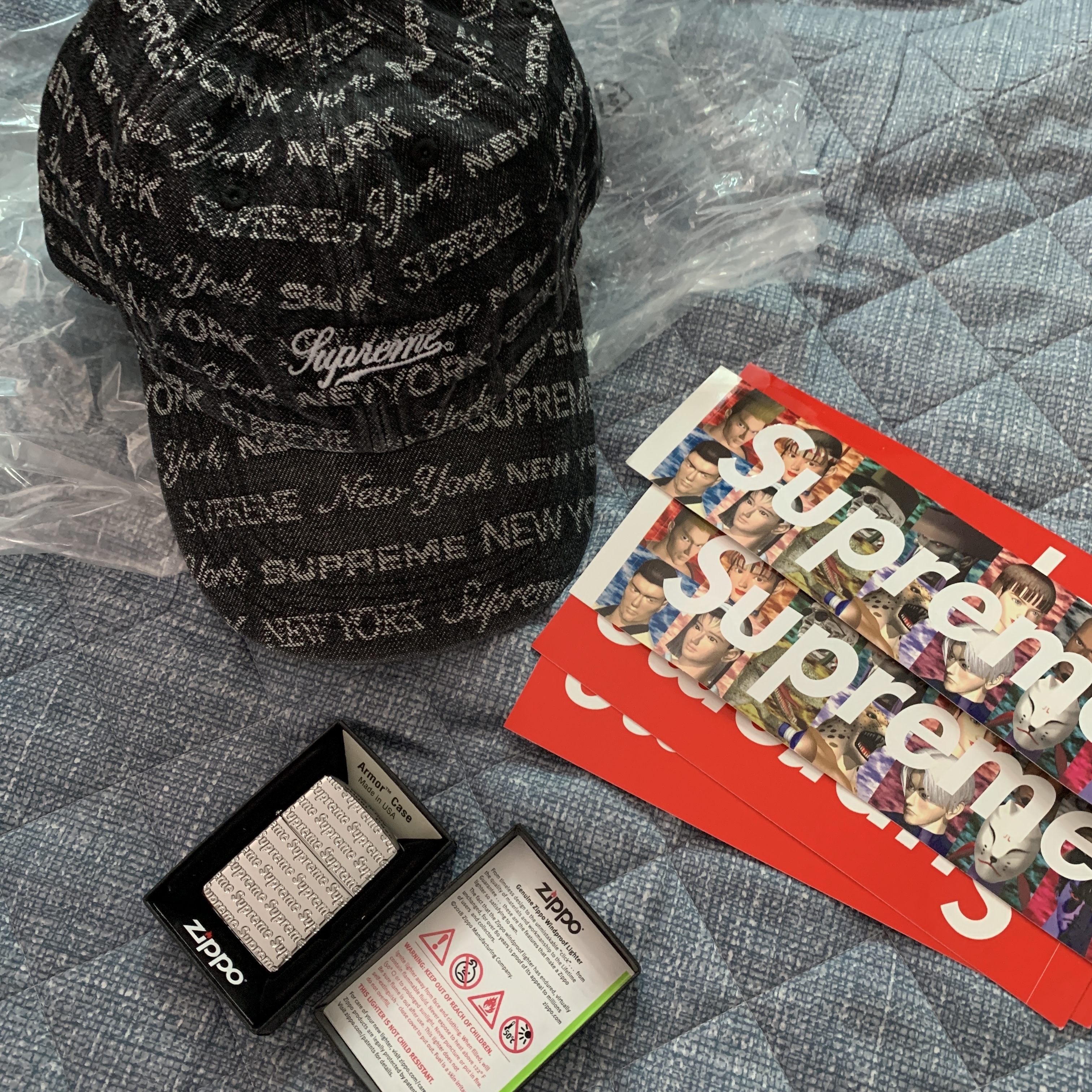 Supreme Repeat Engraved Zippo Silver - 22FW, Supreme Multi Type Jacquard Denim 6-Panel Black - 22FW 착용 스타일 - 1