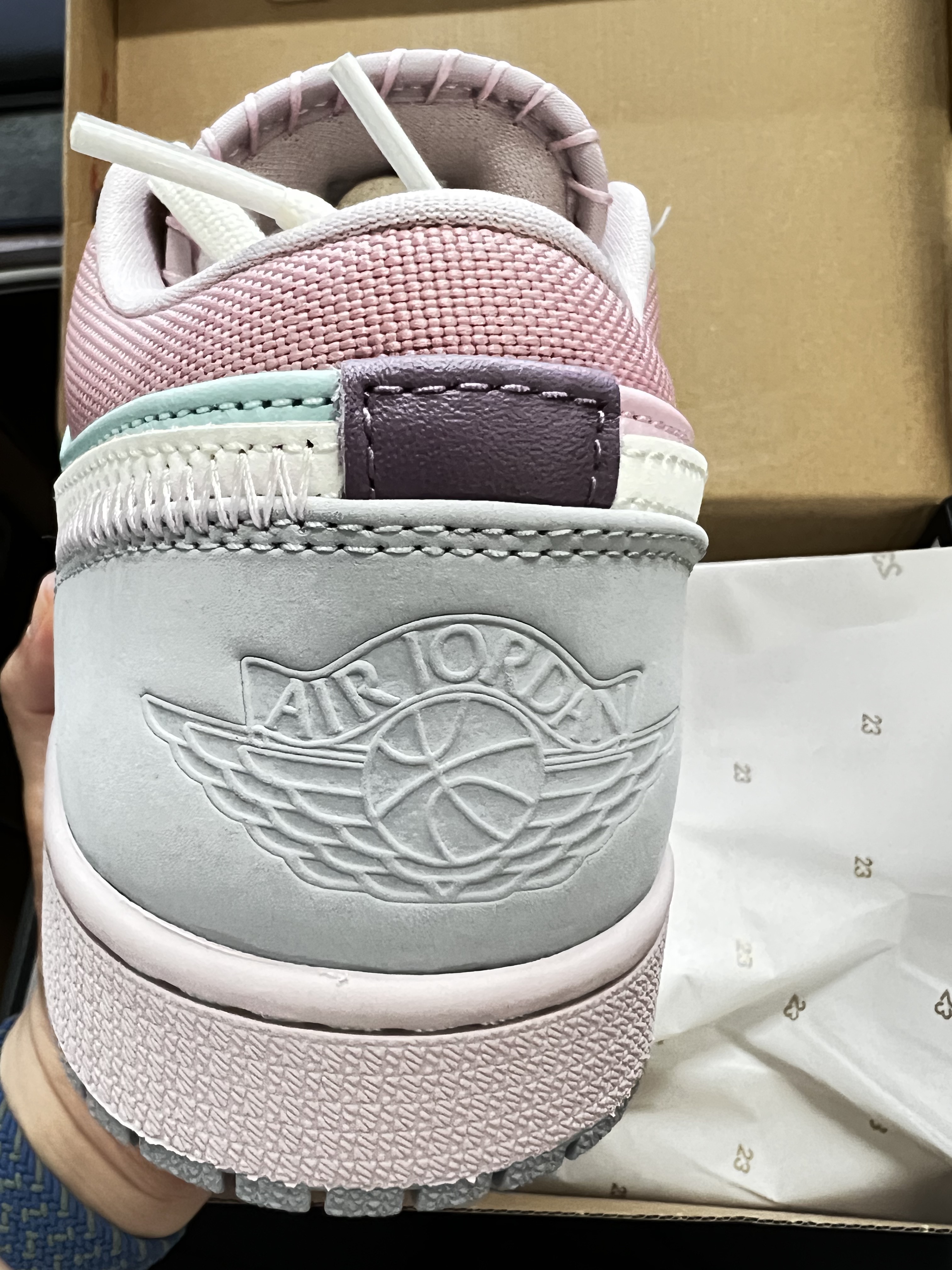 Jordan 1 Low SE Easter Pastel 착용 스타일 - 2