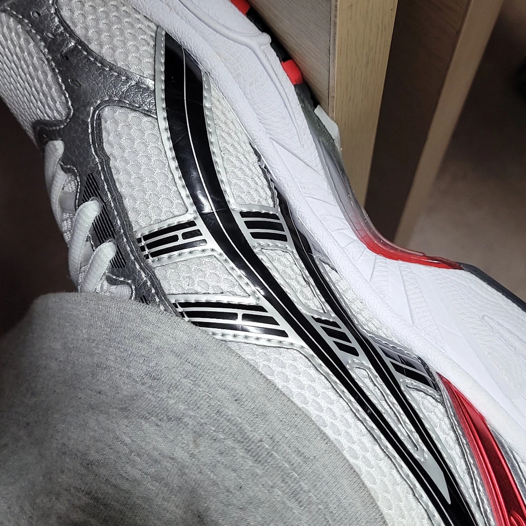 Asics Gel-Kayano 14 White Classic Red 착용 스타일