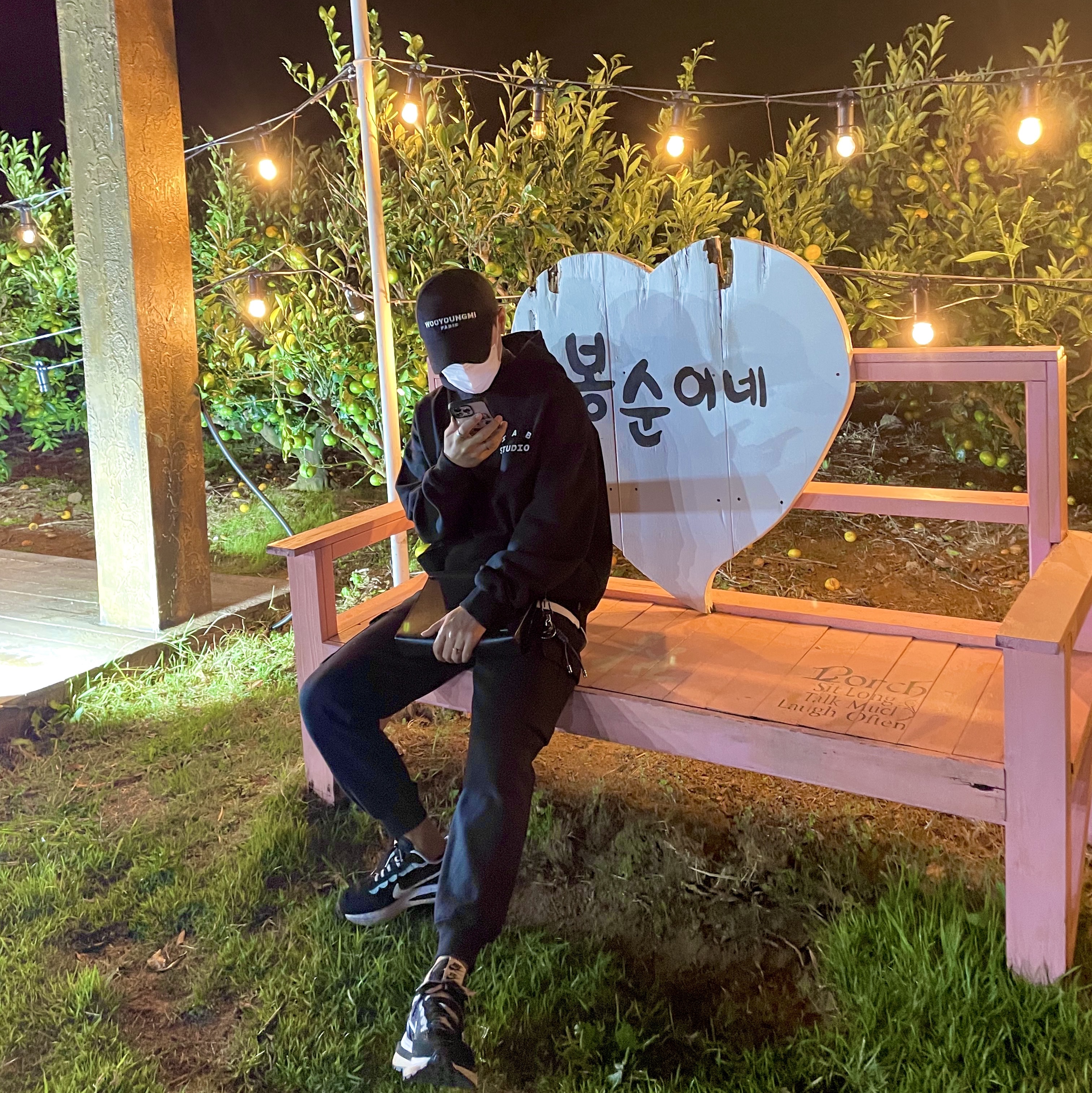 Wooyoungmi White Embroidered Logo Ball Cap Black, IAB Studio Hoodie Black White 착용 스타일
