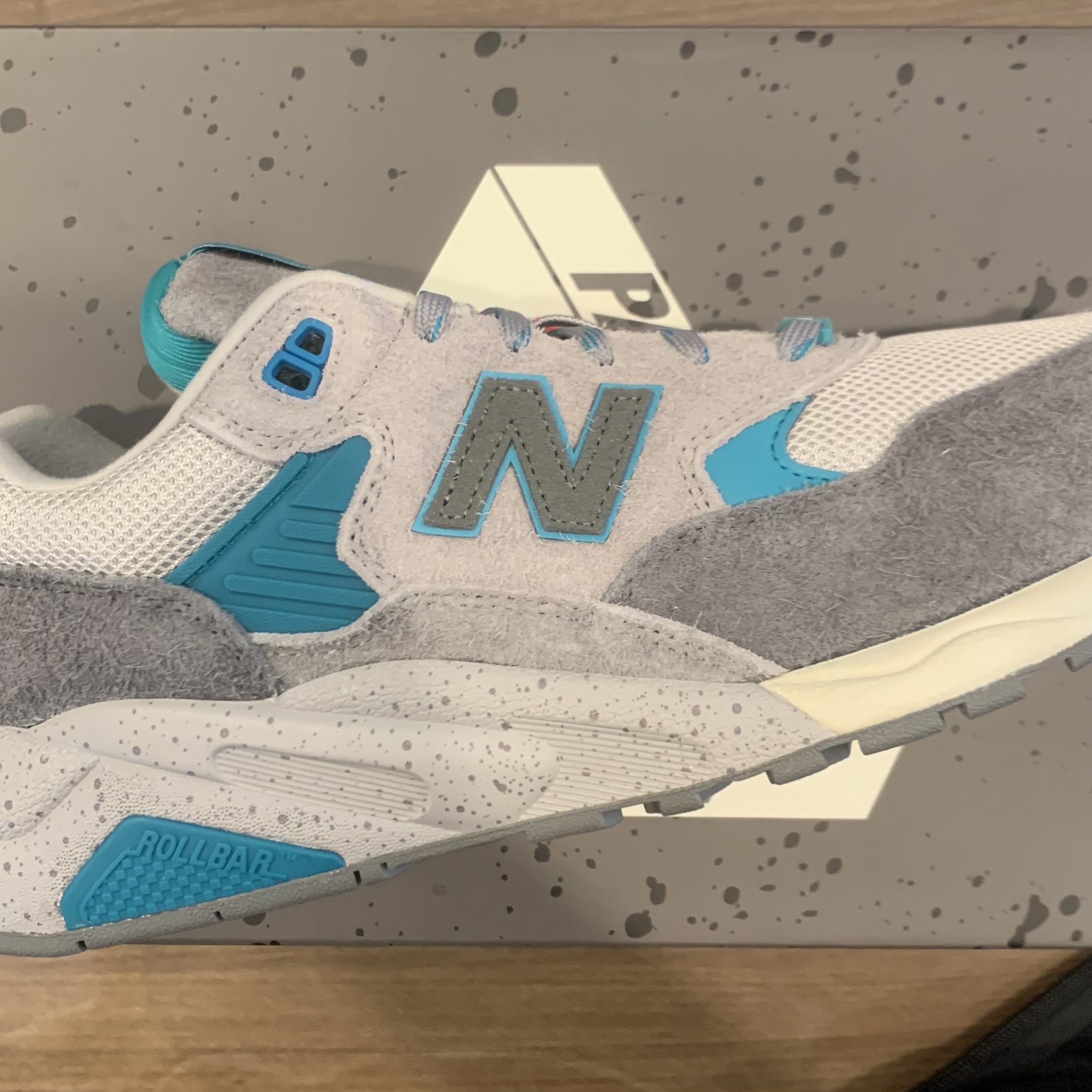 New Balance x Palace MT580 Gargoyle Lapis Blue 착용 스타일 - 3