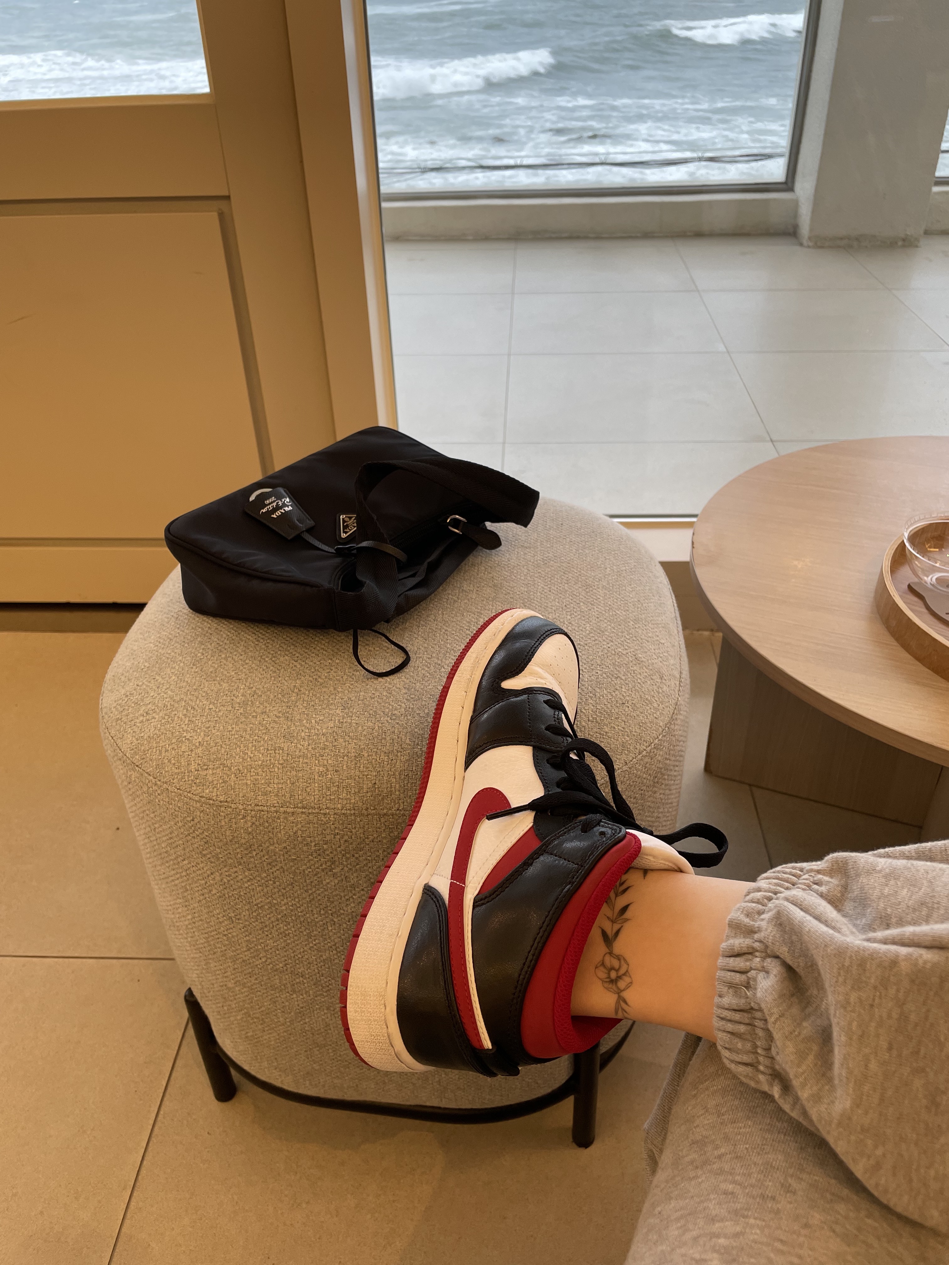 (GS) Jordan 1 Mid Gym Red Black White, Nike NRG Solo Swoosh T-Shirt Black - US/EU 착용 스타일 - 2