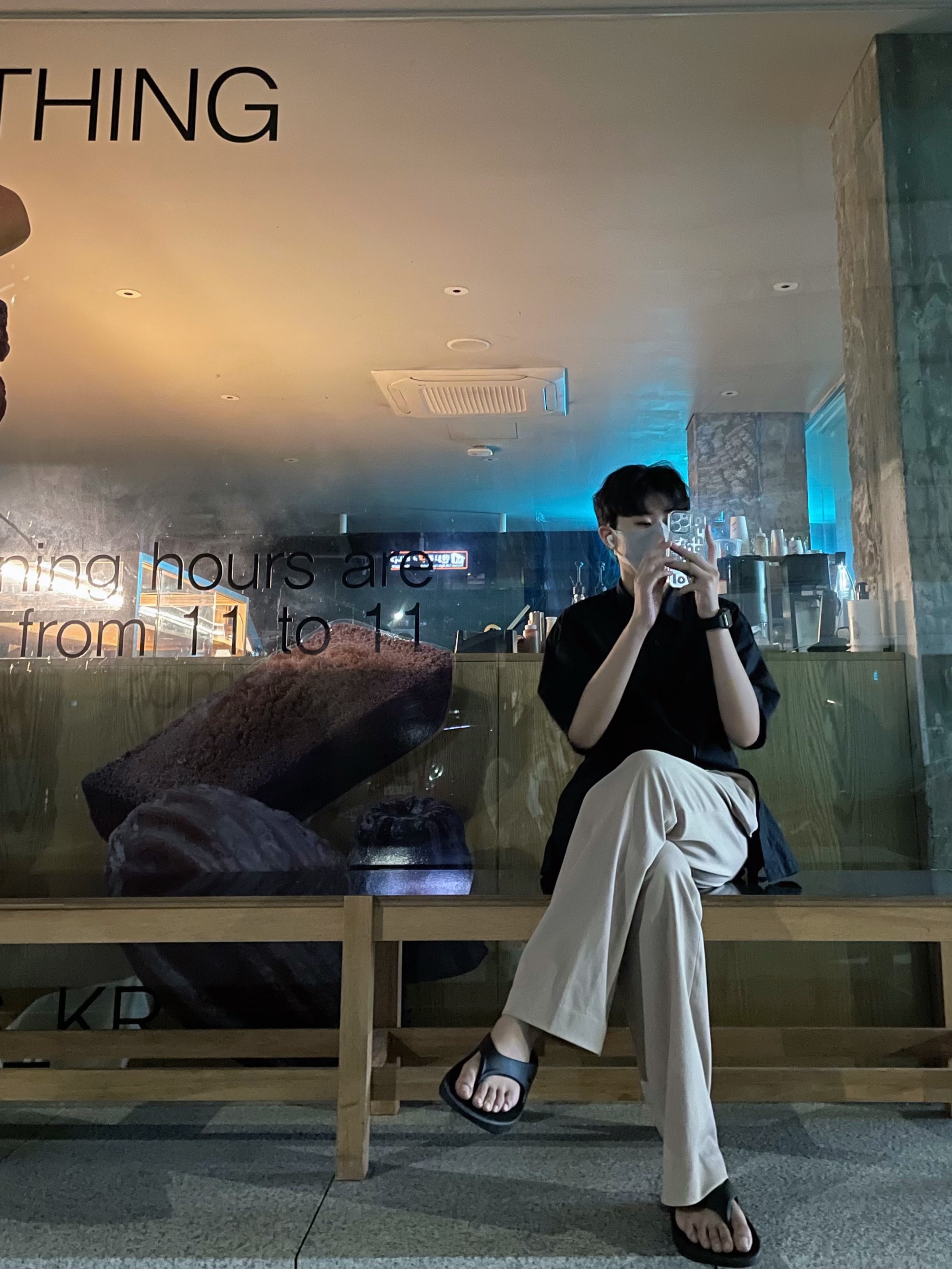 Oofos OOriginal Black 착용 스타일 - 4