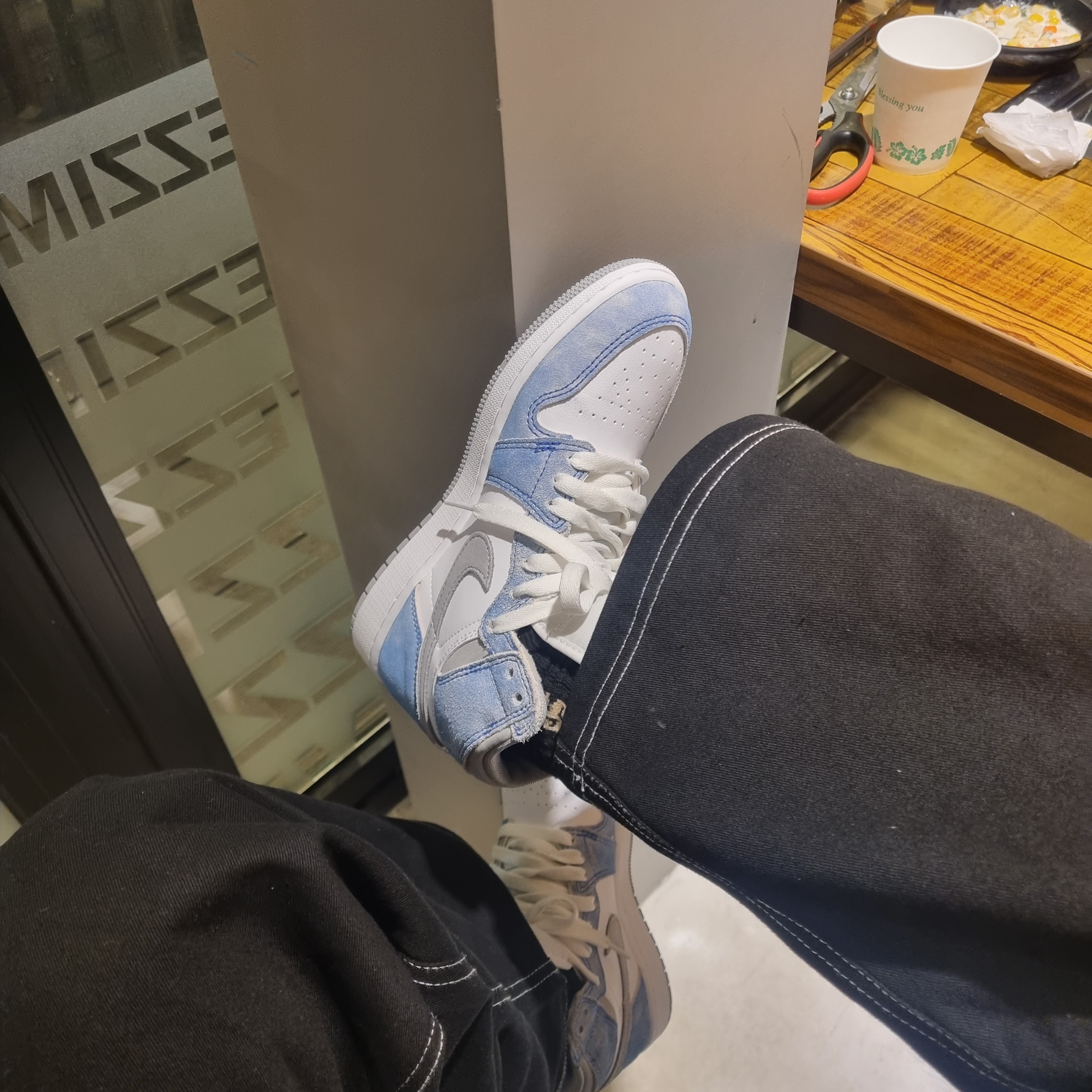 Jordan 1 Retro High OG Hyper Royal 착용 스타일 - 3