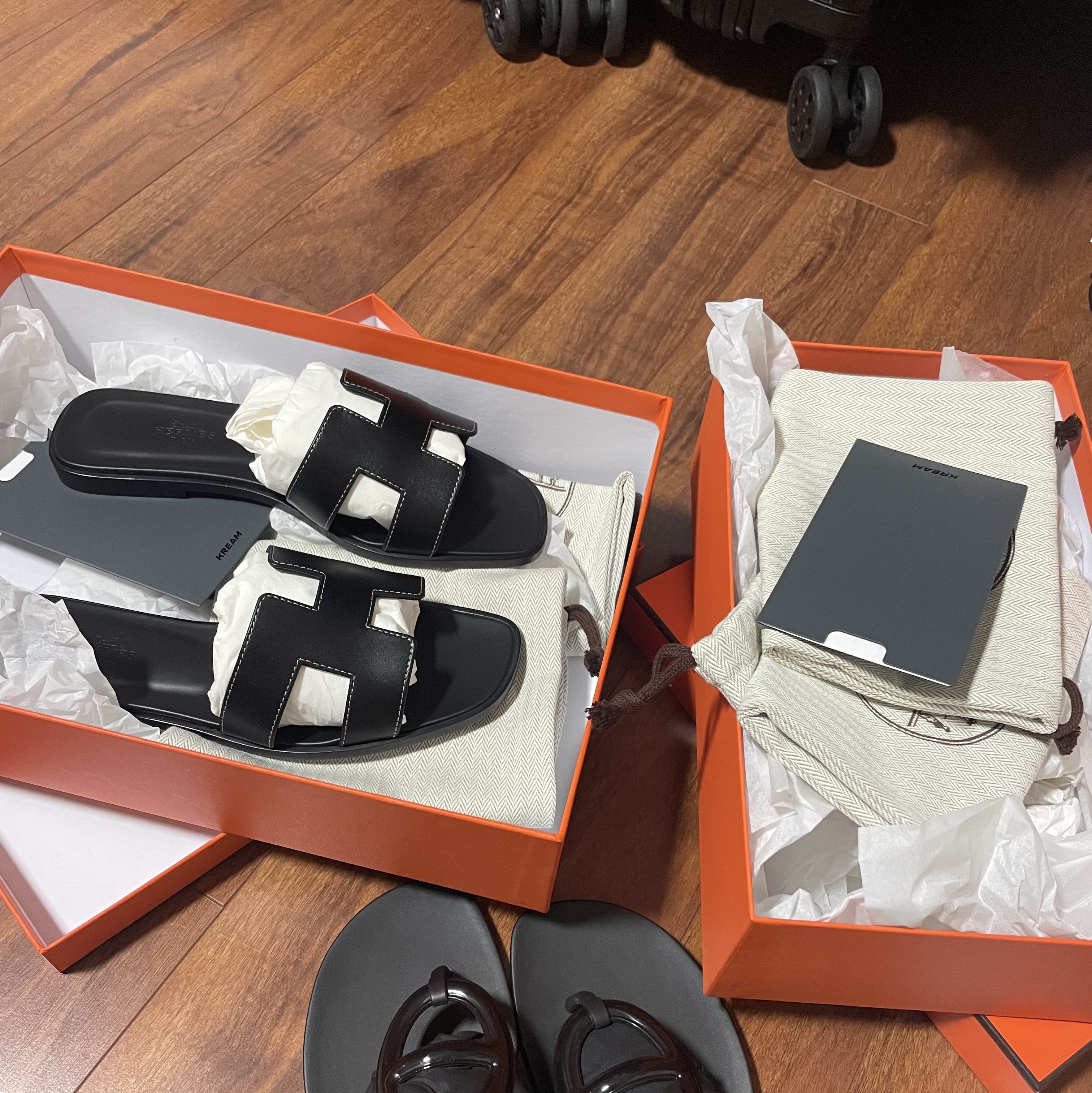 (W) Hermes Oran Sandal Calfskin & Noir Piqures Ecrues, (W) Hermes Egerie Sandal Noir 착용 스타일 - 1