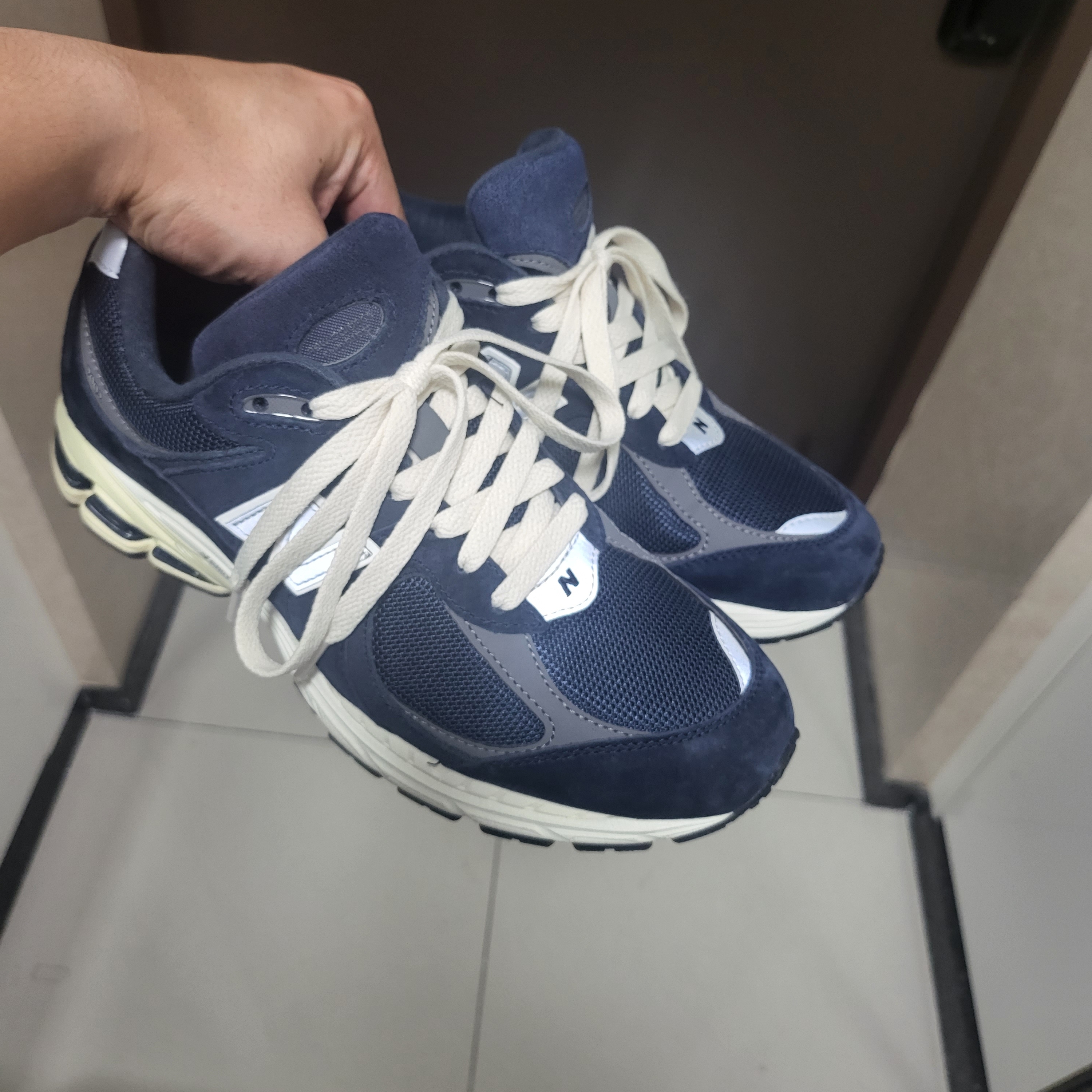 New Balance 2002R Eclipse Castlerock 착용 스타일