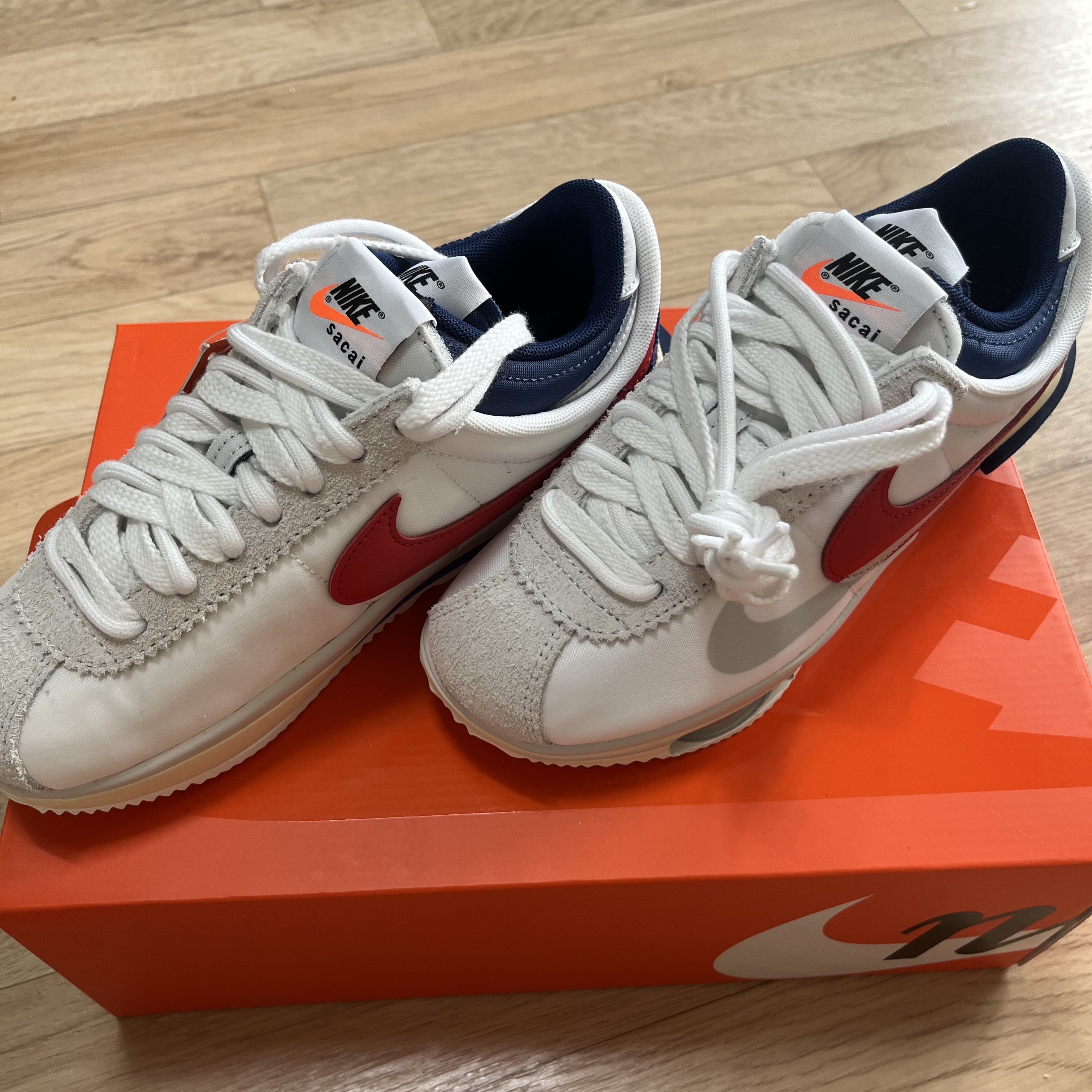 Nike x Sacai Zoom Cortez SP White and University Red 착용 스타일 - 1