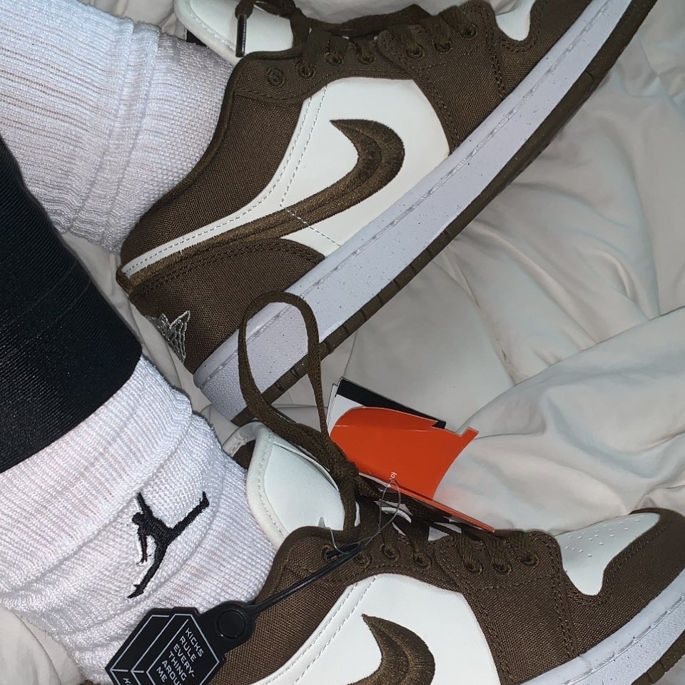 (W) Jordan 1 Low SE Light Olive 착용 스타일 - 1