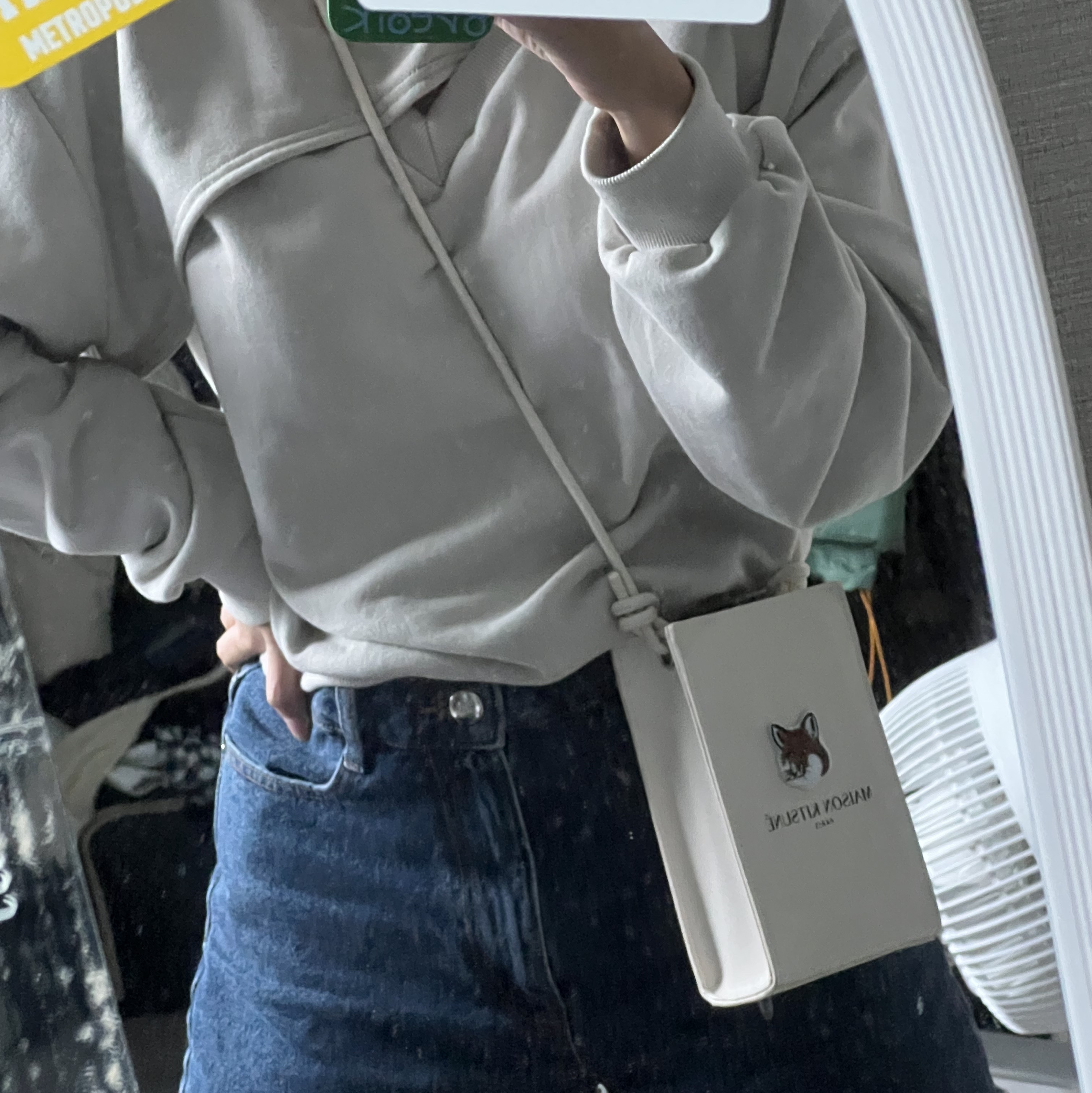 Maison Kitsune x Laneige Crossbody Bag 착용 스타일 - 1