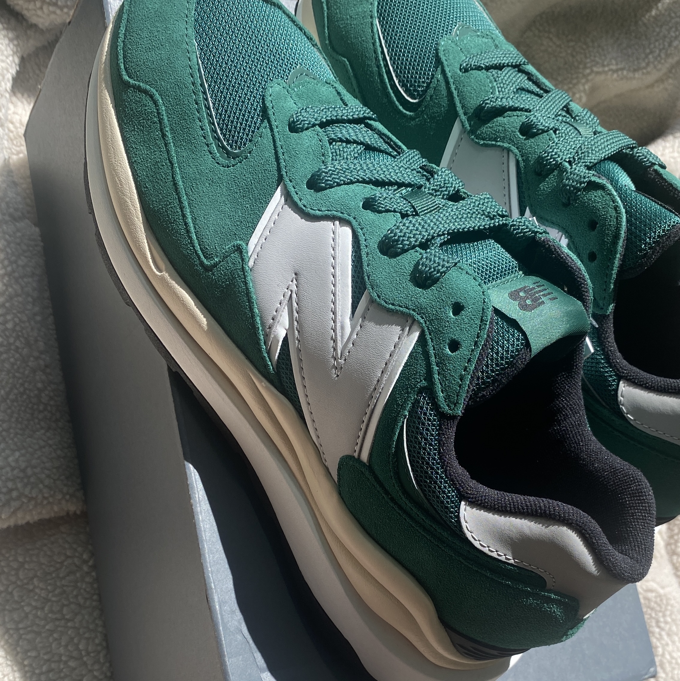 New Balance 5740 Green Rain Cloud 착용 스타일 - 2