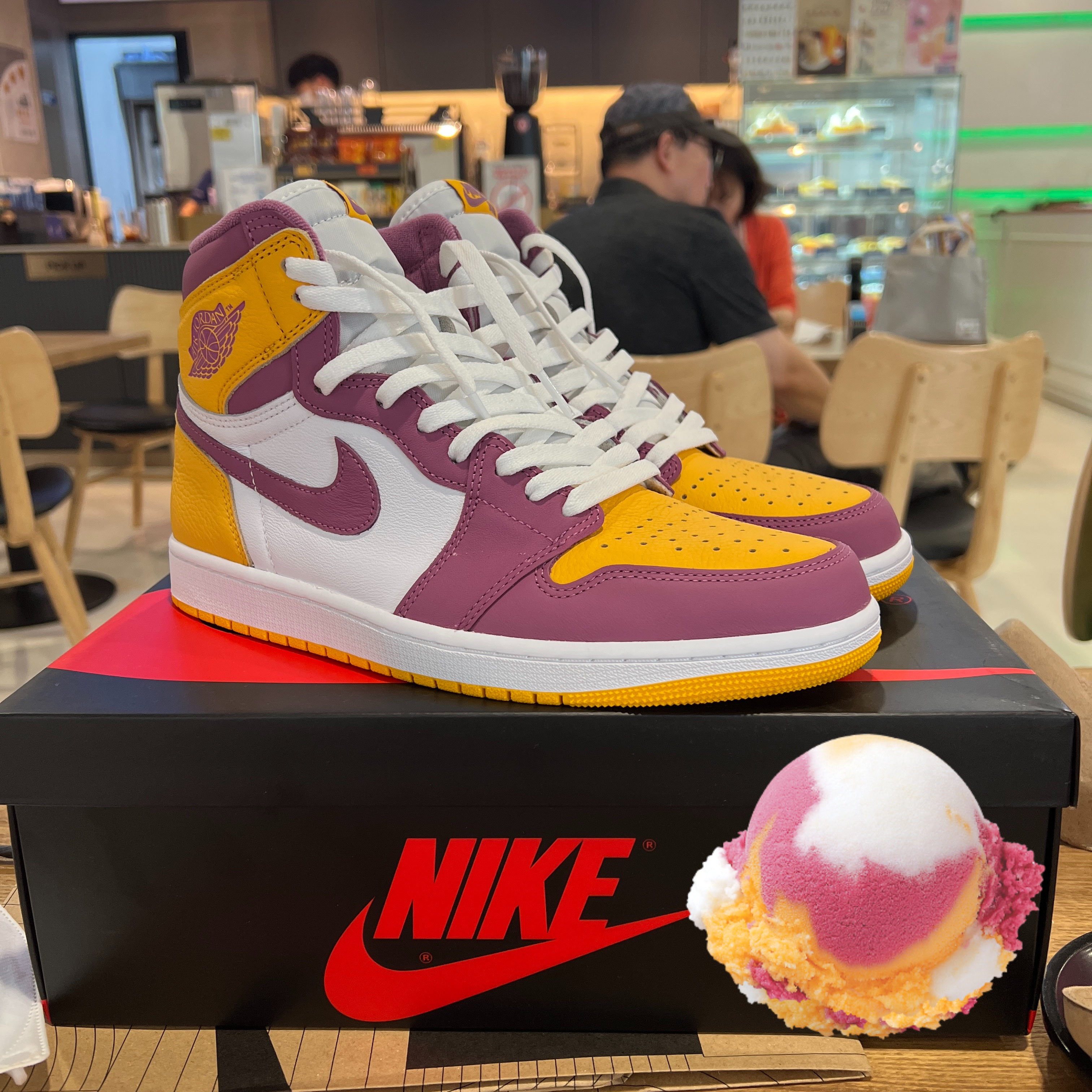 Jordan 1 Retro High OG University Gold Light Bordeaux 착용 스타일 - 2