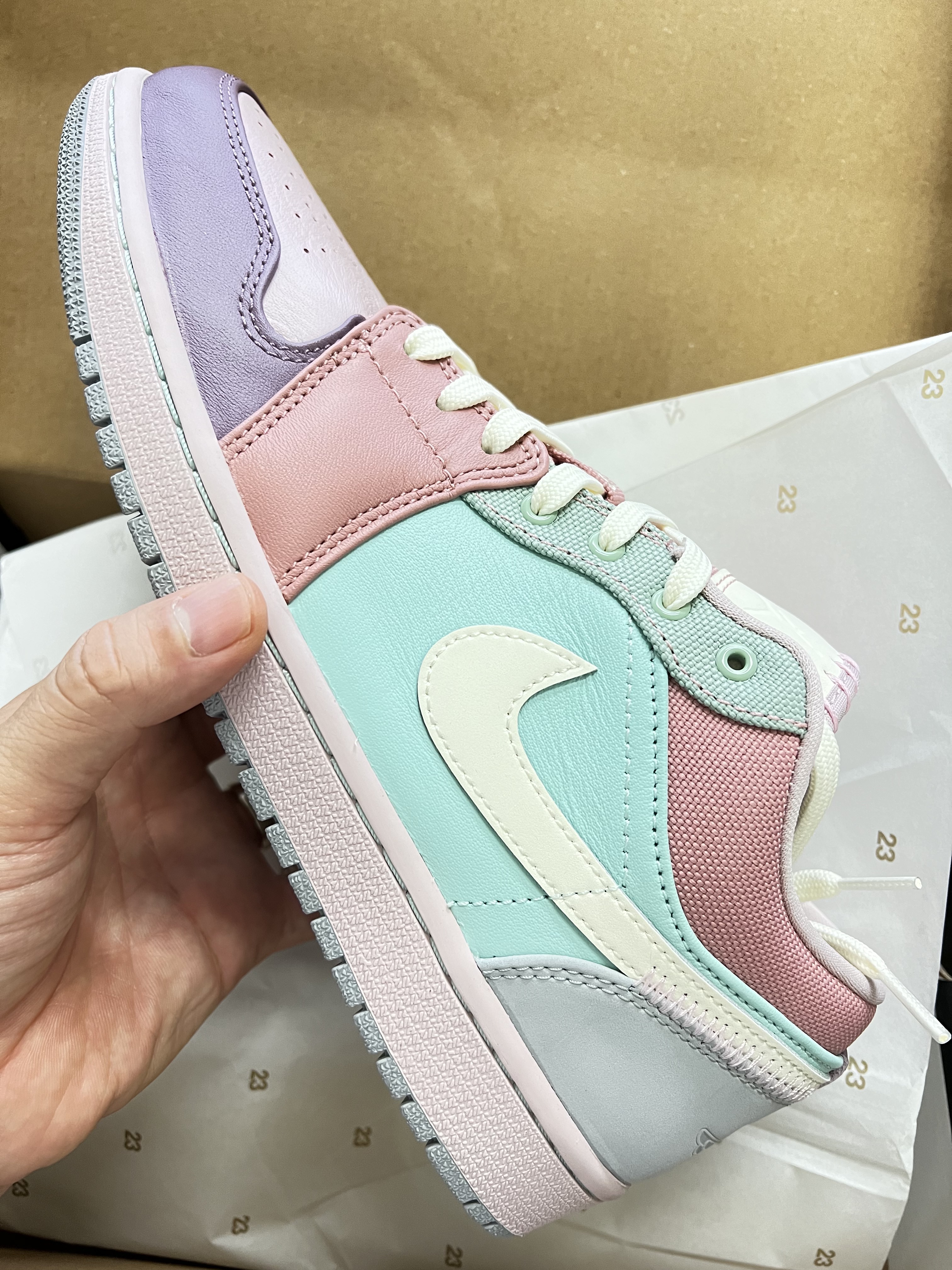 Jordan 1 Low SE Easter Pastel 착용 스타일 - 1
