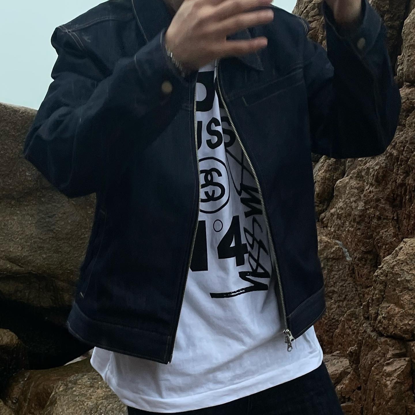 CDG x Stussy T-Shirt White, Maison Mihara Yasuhiro Blakey OG Sole Canvas Low-top Sneakers White 착용 스타일 - 3