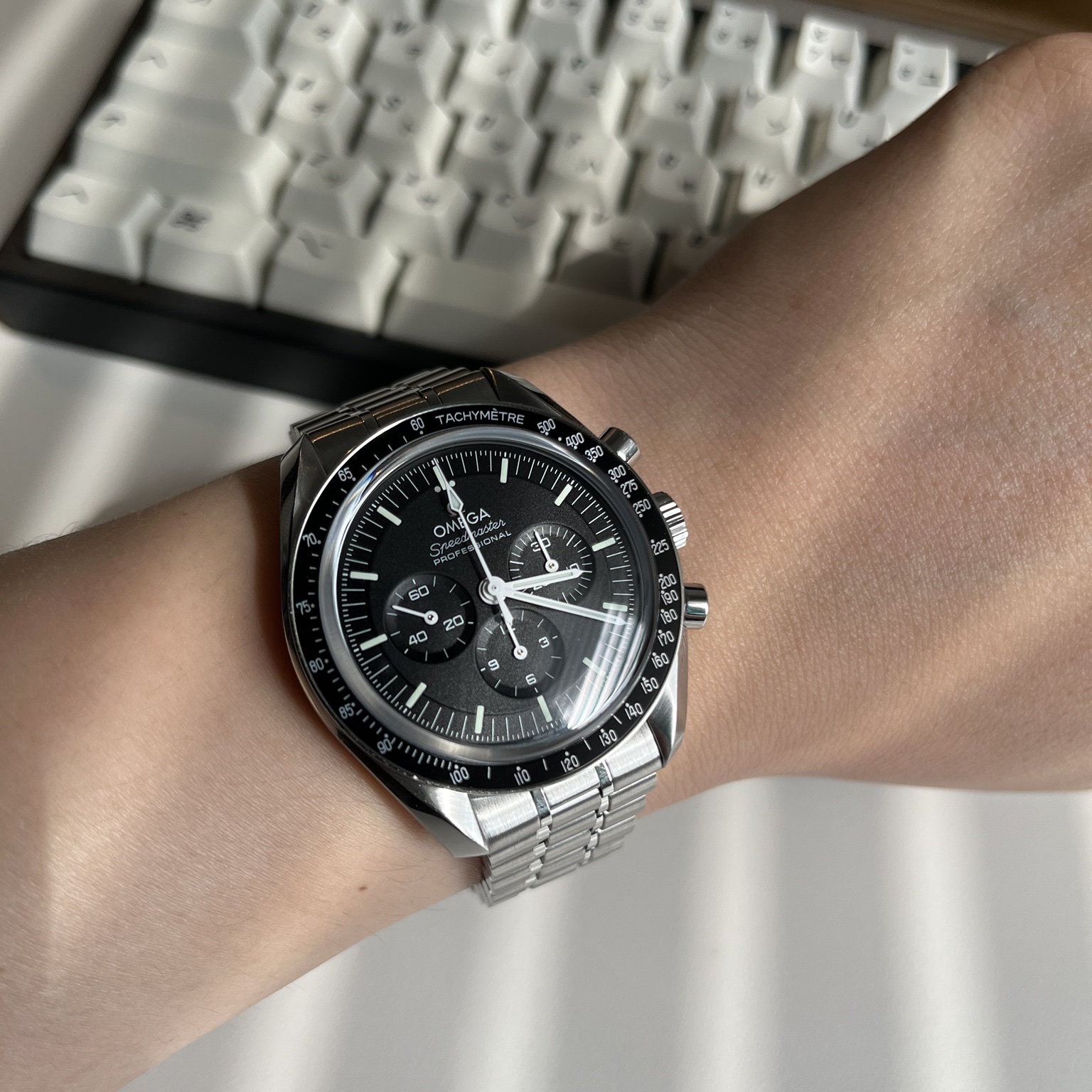 Omega Speedmaster Moonwatch Professional Co Axial Master Chronometer Chronograph Steel Black (Transparent Caseback Ver.) 착용 스타일