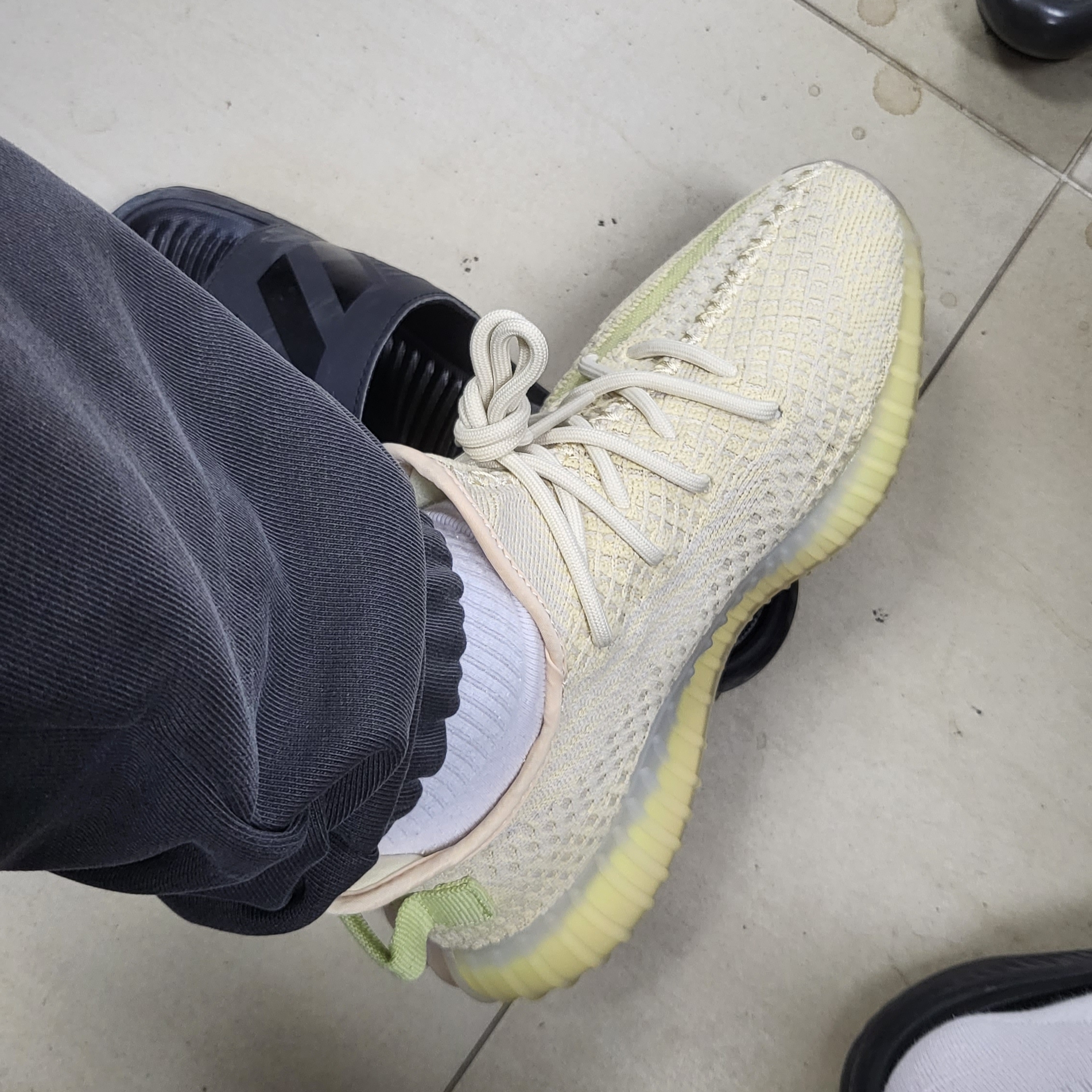 Adidas Yeezy Boost 350 V2 Flax 2022 착용 스타일