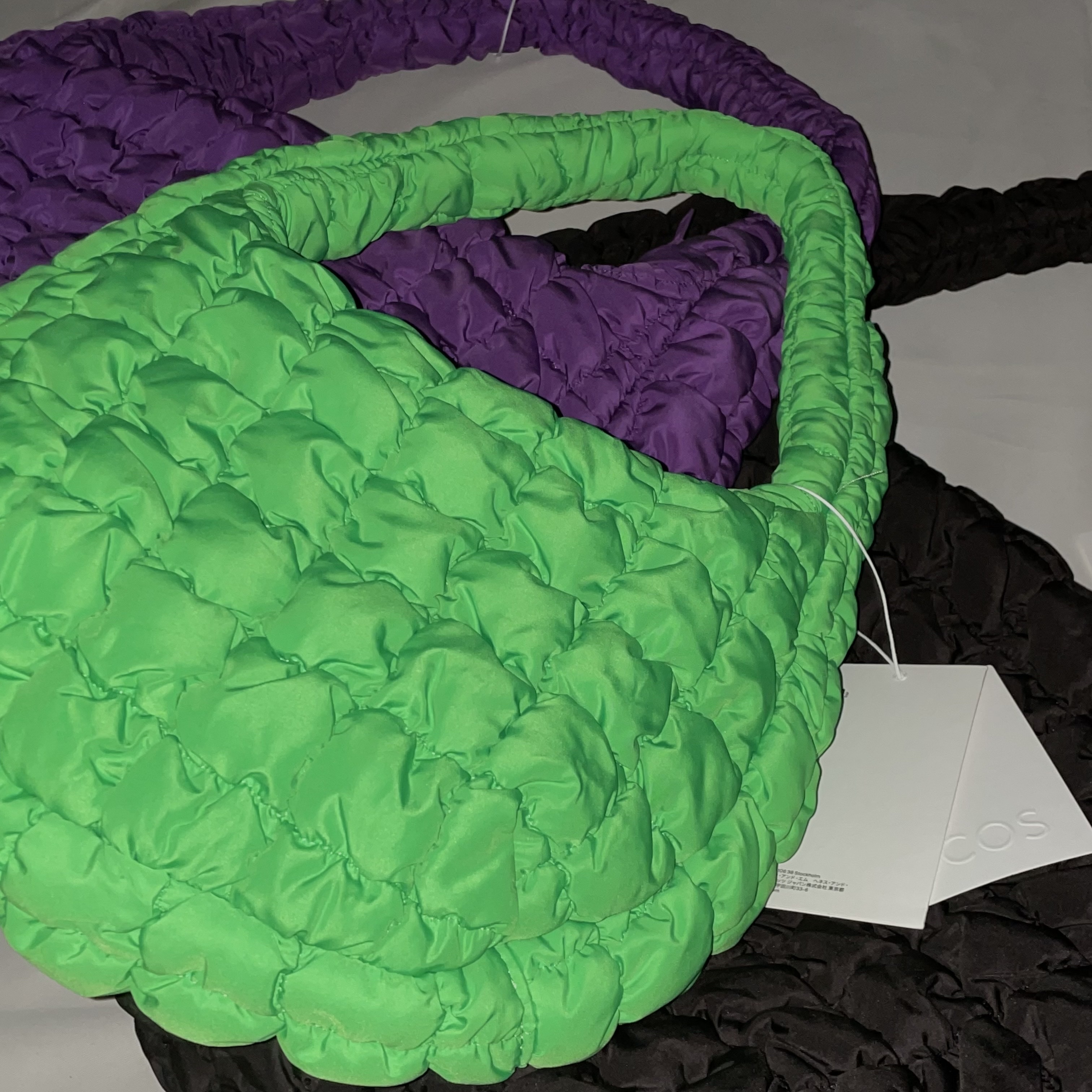 COS Quilted Mini Bag Bright Green, COS Quilted Oversized Shoulder Bag Purple 착용 스타일