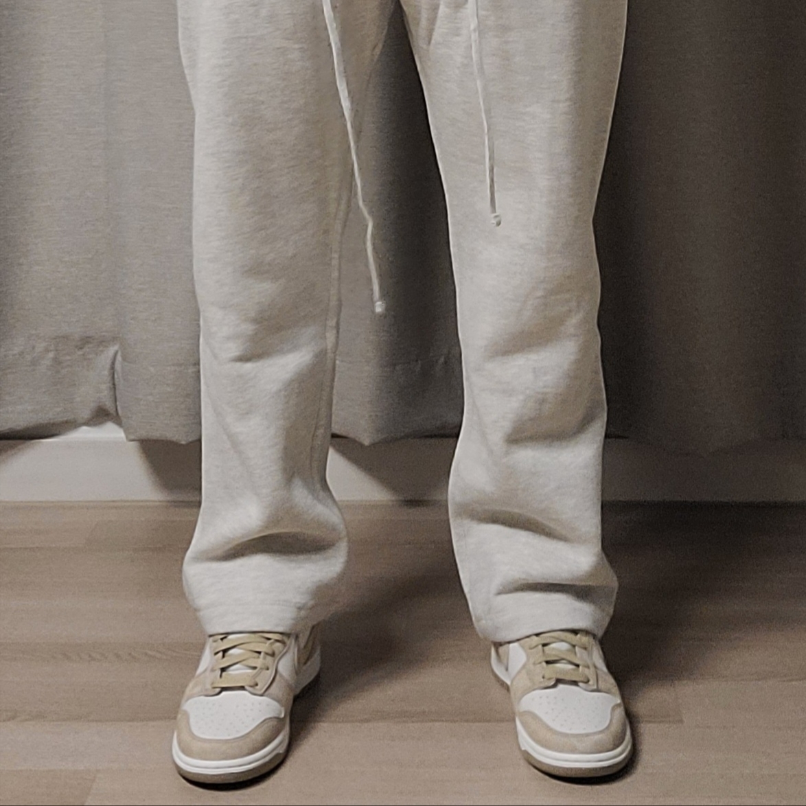 Essentials The Core Collection Relaxed Sweatpants Light Oatmeal, Nike Dunk High Retro PRM Limestone 착용 스타일 - 3