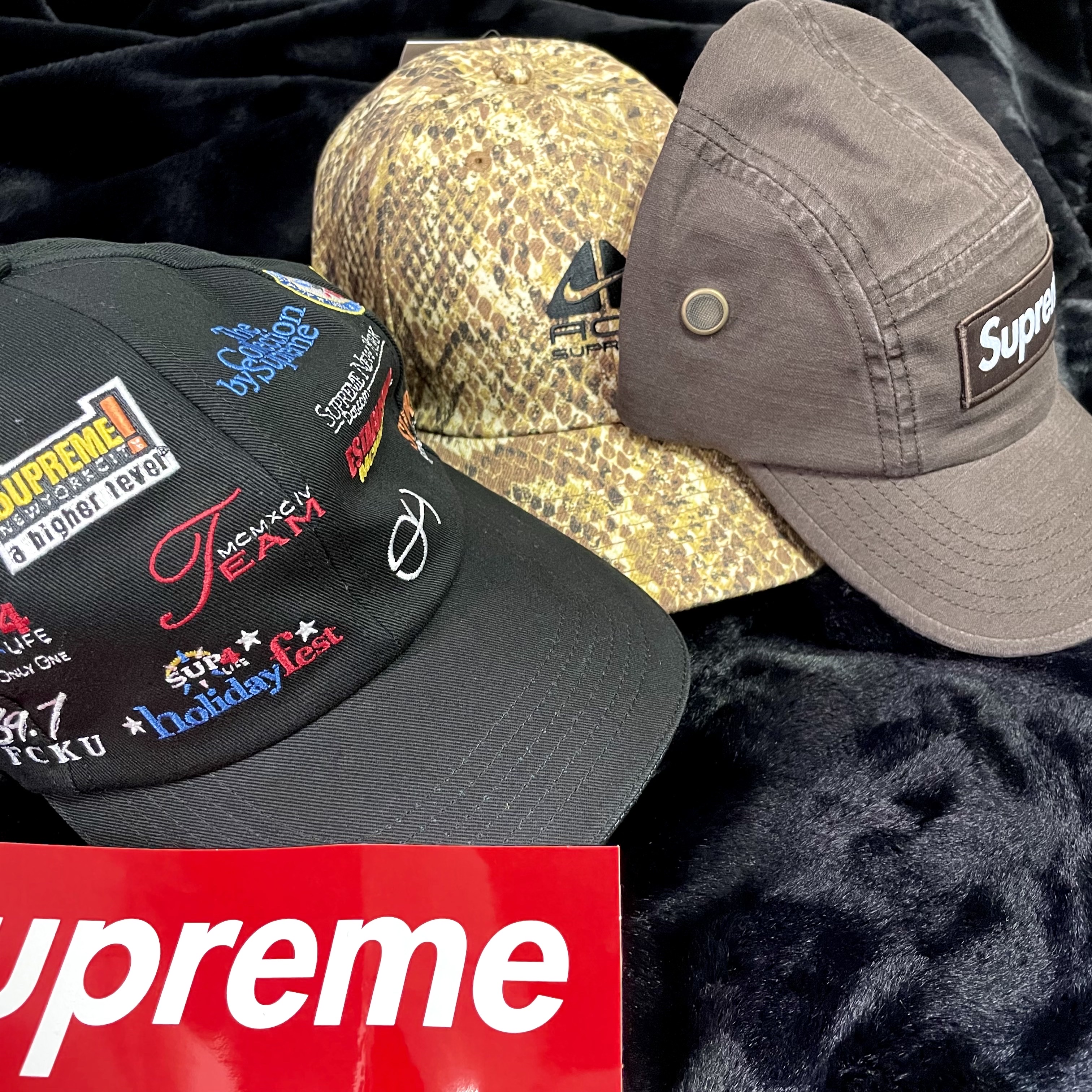 Supreme x Nike ACG Denim 6-Panel Gold Snakeskin - 22FW, Supreme Military Camp Cap Brown - 22FW 착용 스타일