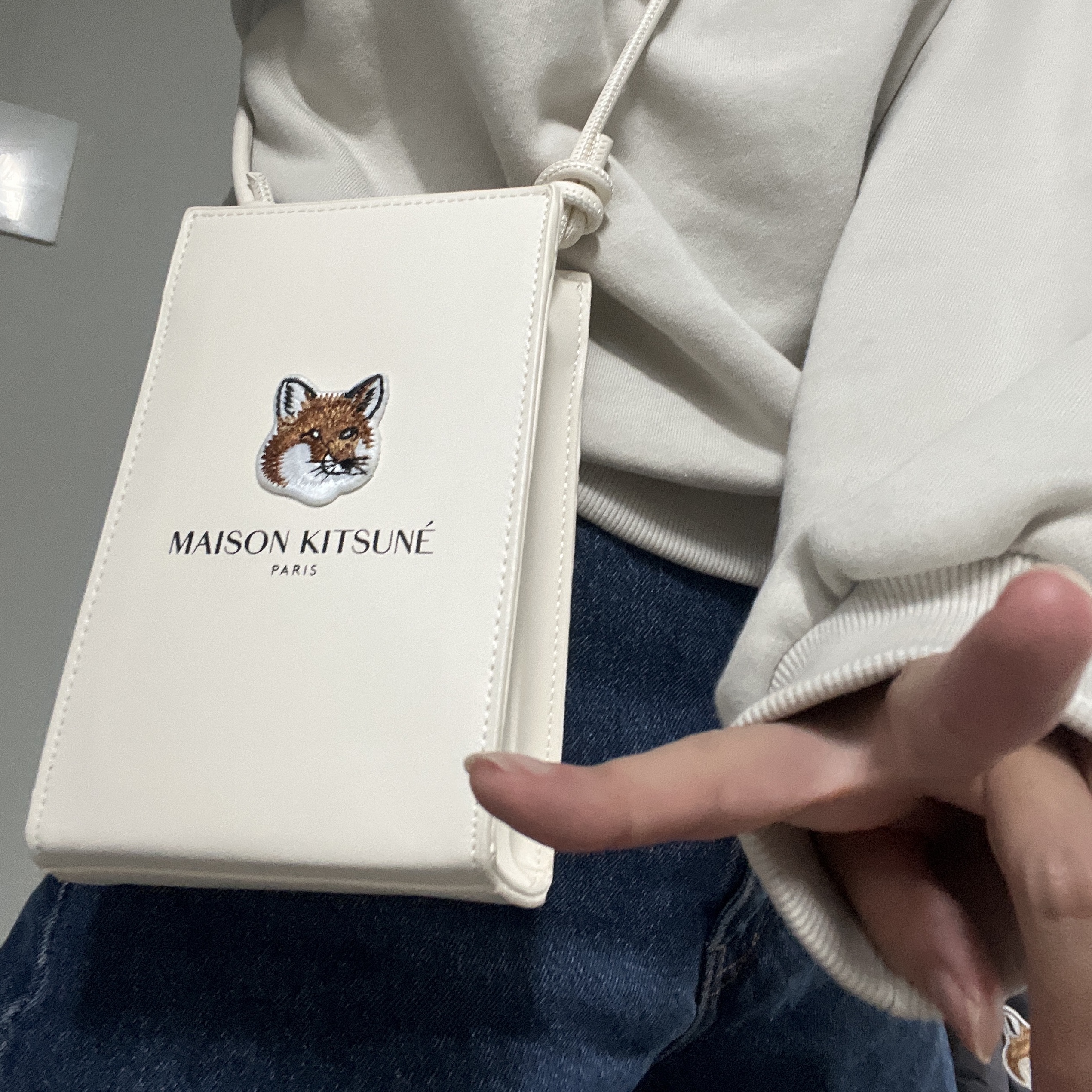 Maison Kitsune x Laneige Crossbody Bag 착용 스타일 - 3