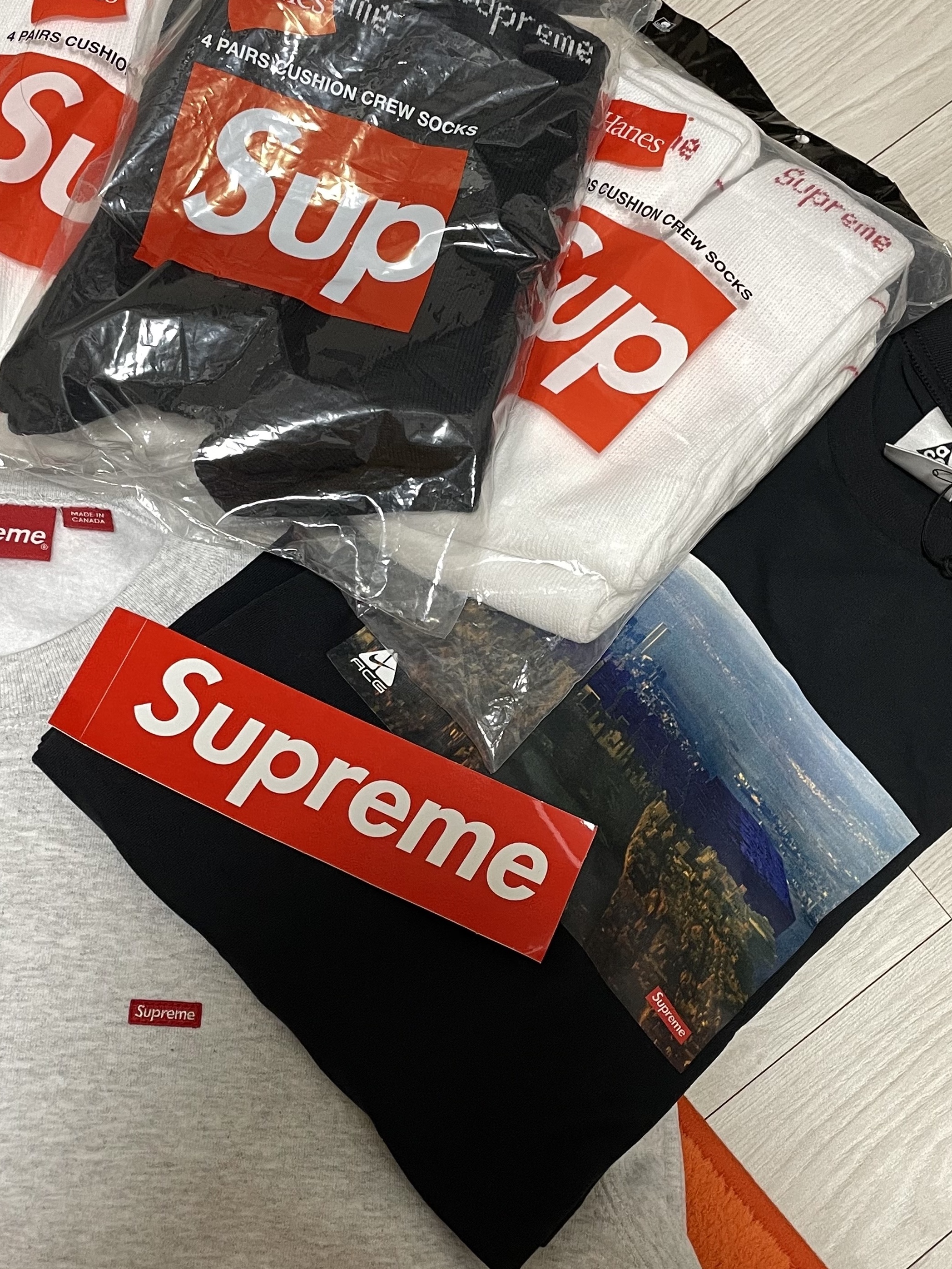Supreme Small Box Crewneck Heather Grey, Supreme x Nike ACG Grid T-Shirt Black - 22FW 착용 스타일