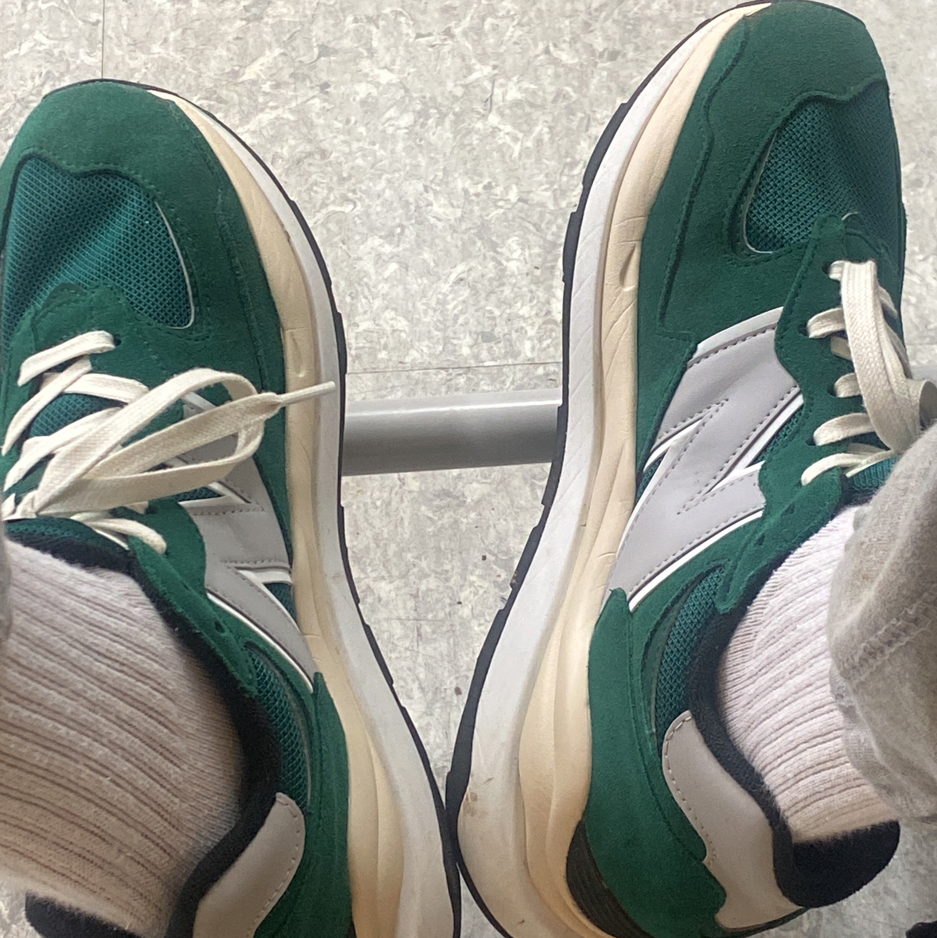 New Balance 5740 Green Rain Cloud 착용 스타일 - 4
