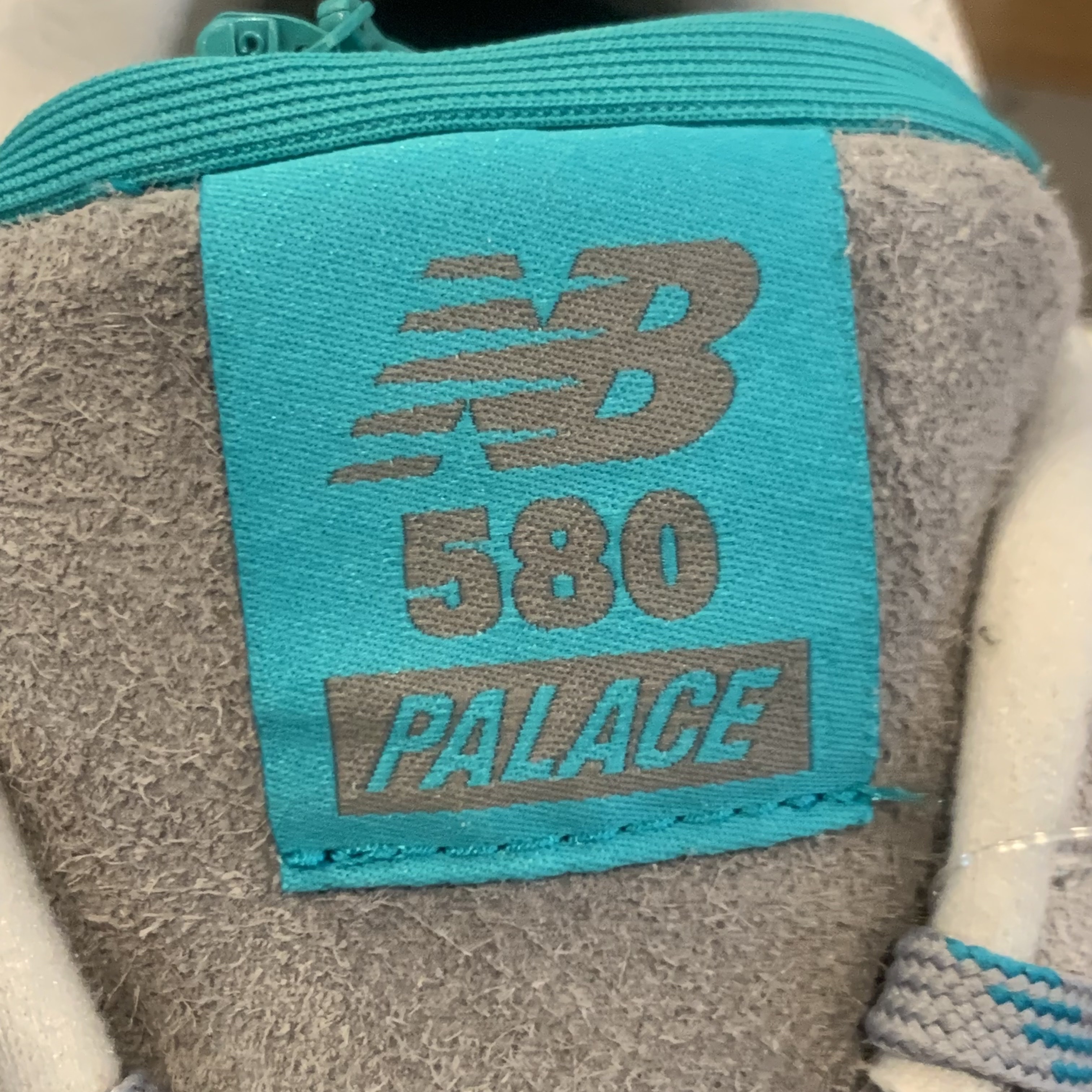 New Balance x Palace MT580 Gargoyle Lapis Blue 착용 스타일 - 5