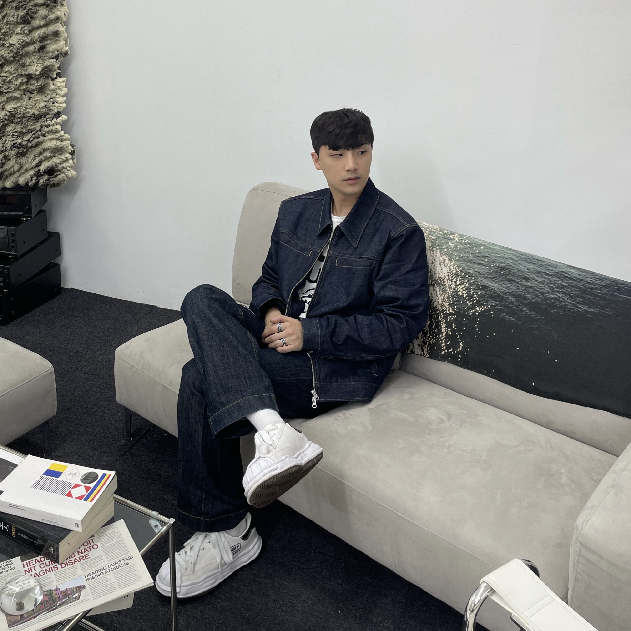 CDG x Stussy T-Shirt White, Maison Mihara Yasuhiro Blakey OG Sole Canvas Low-top Sneakers White 착용 스타일 - 2