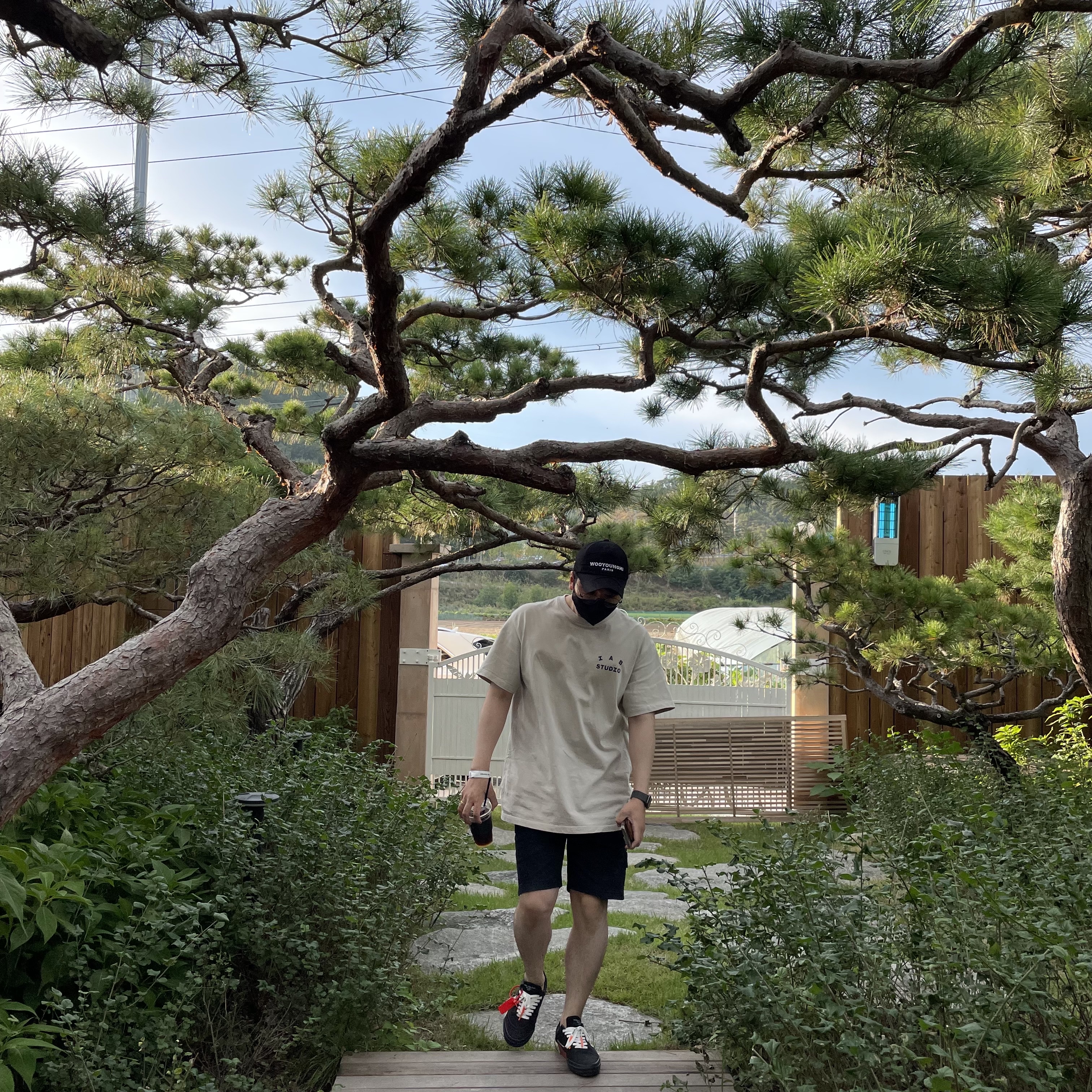 Wooyoungmi White Embroidered Logo Ball Cap Black, IAB Studio Pigment T-Shirt Oatmeal 착용 스타일