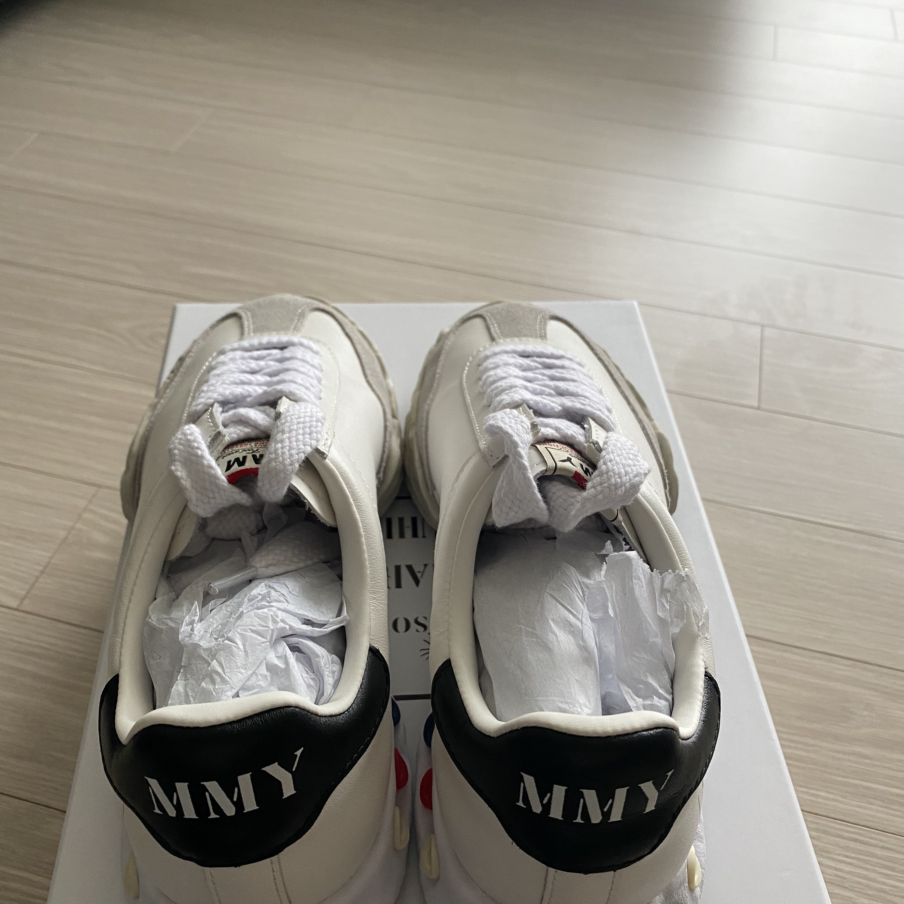Maison Mihara Yasuhiro Herbie OG Sole Leather Low-top Sneakers White 착용 스타일 - 2