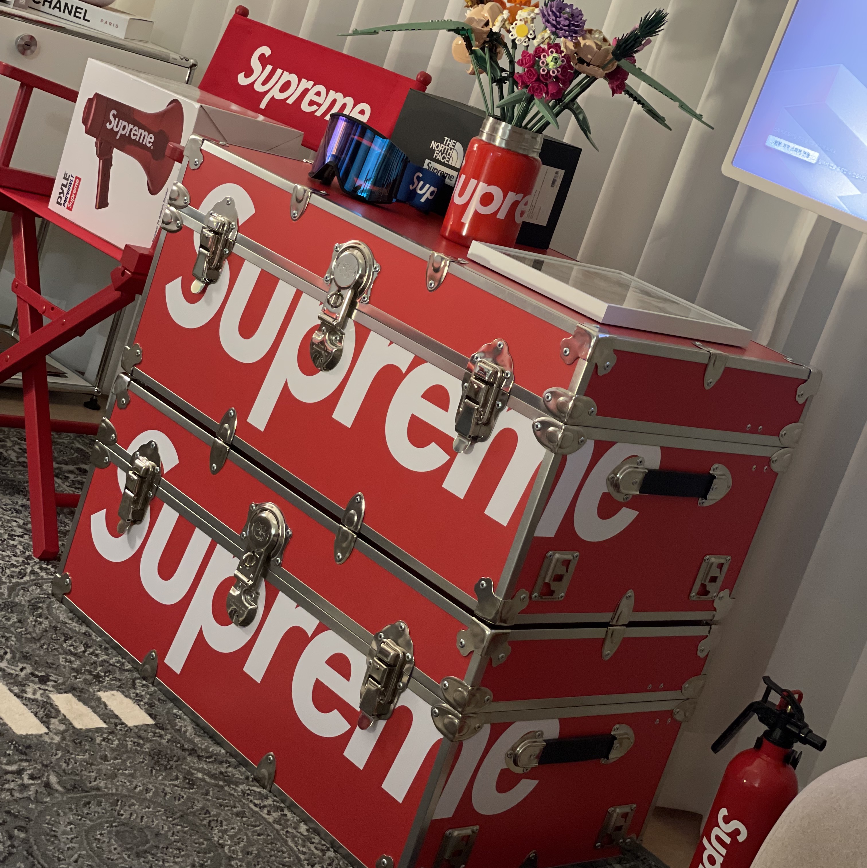 Supreme Director’s Chair Red - 19SS 착용 스타일