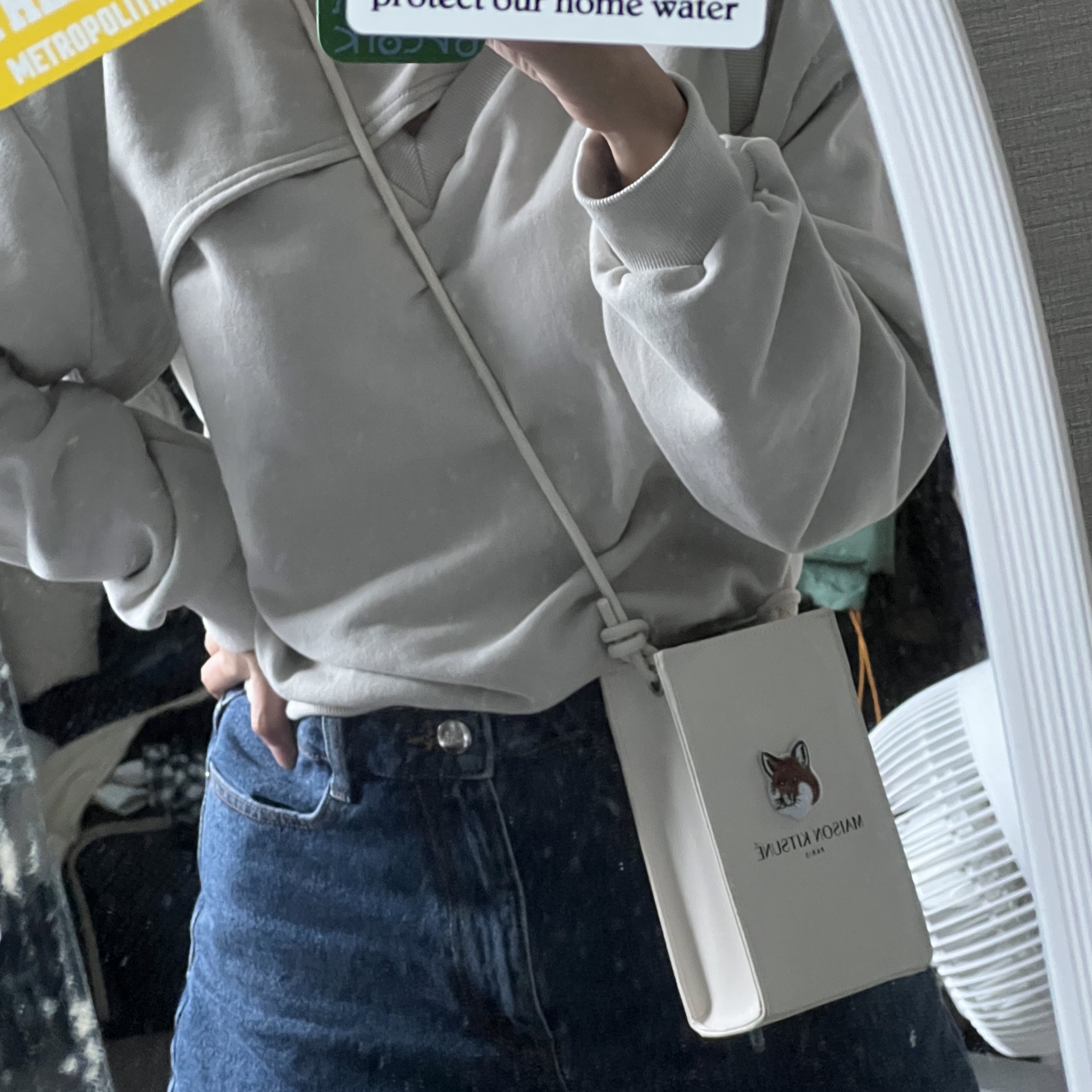 Maison Kitsune x Laneige Crossbody Bag 착용 스타일 - 4