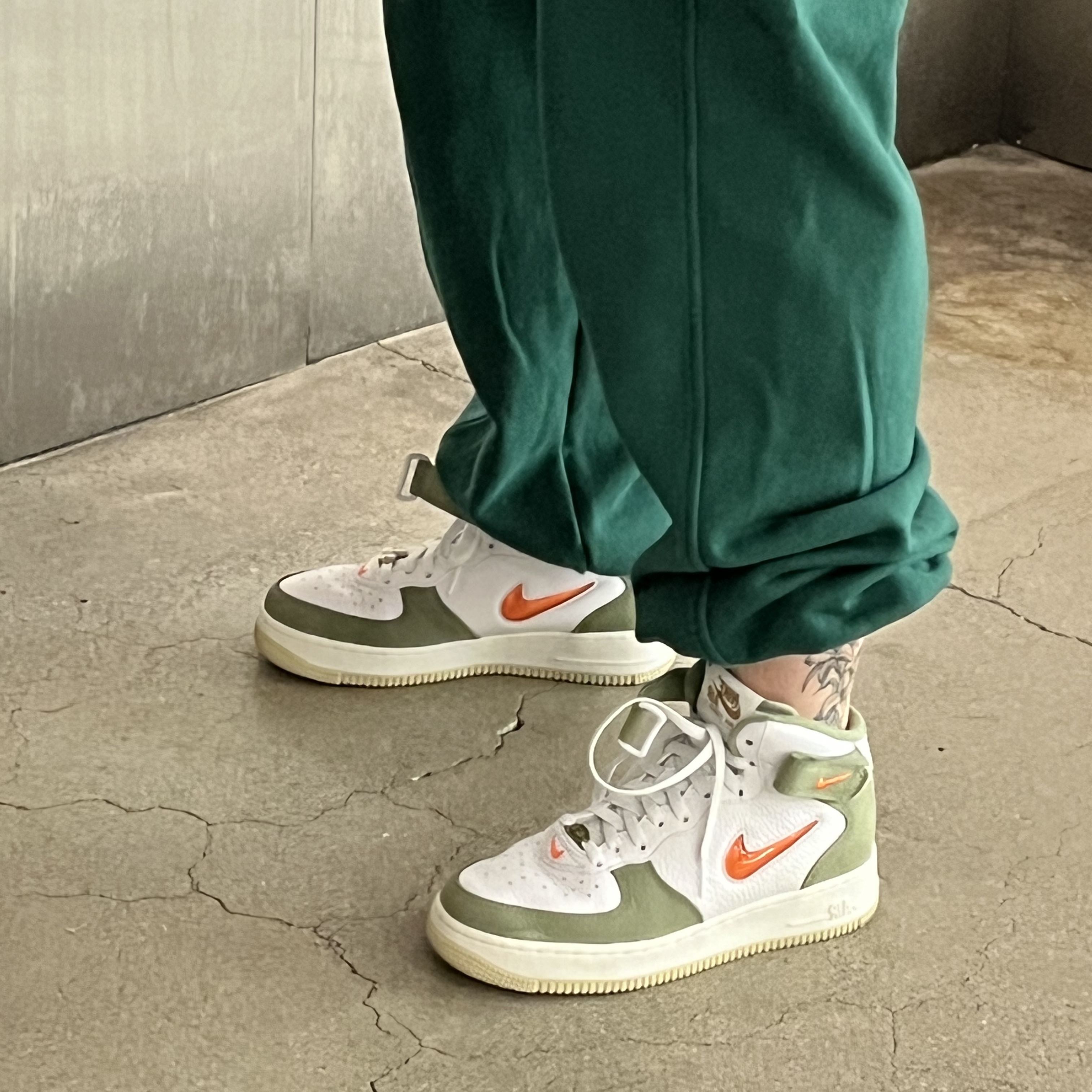 Nike Air Force 1 Mid '07 QS Olive Green and Total Orange 착용 스타일 - 1