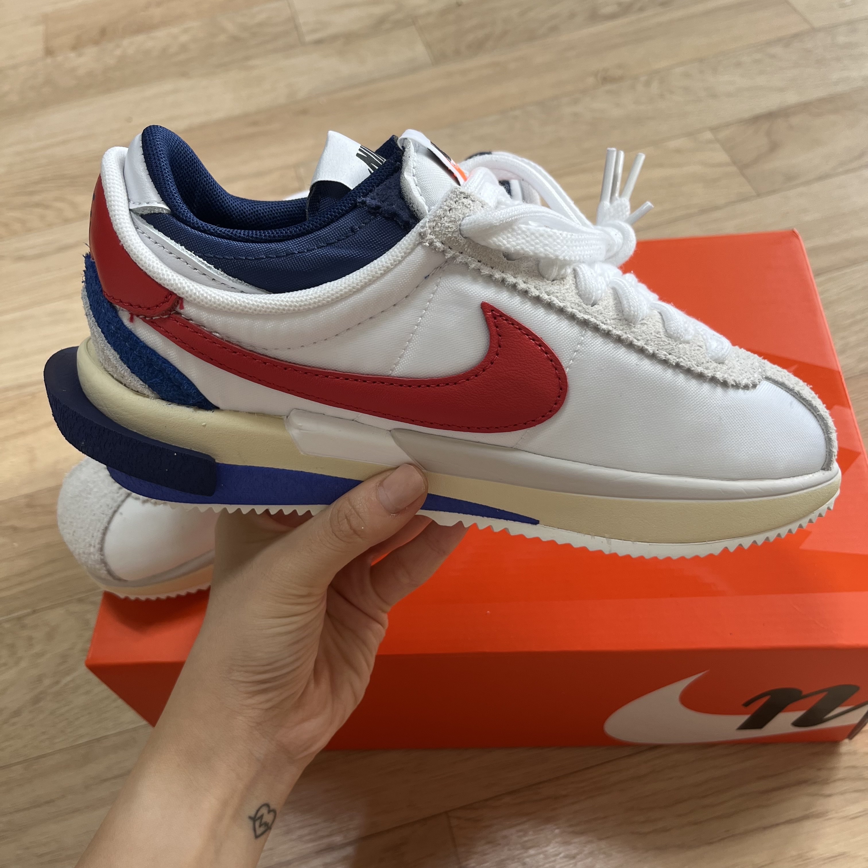 Nike x Sacai Zoom Cortez SP White and University Red 착용 스타일 - 3