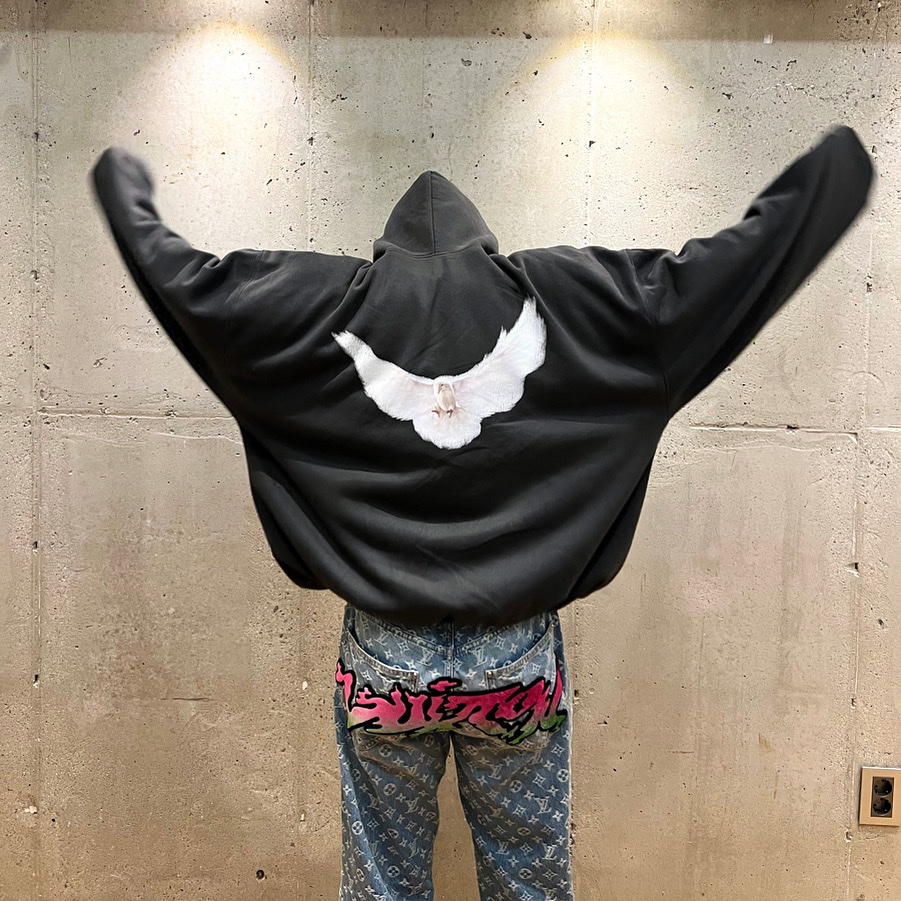 Louis Vuitton Baggy Denim Pants Indigo, Yeezy Gap Engineered By Balenciaga Dove Hoodie Black 착용 스타일