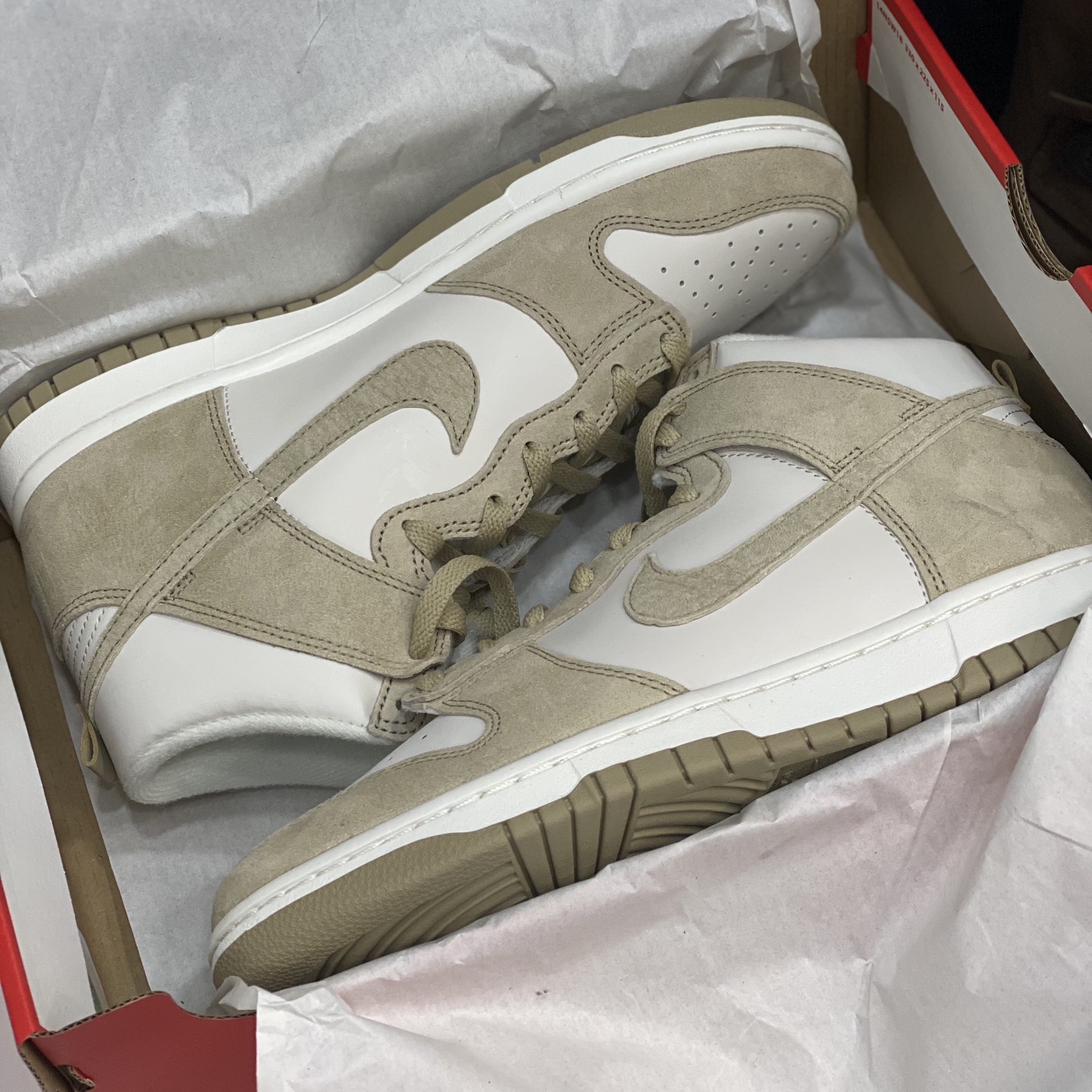 Nike Dunk High Retro PRM Limestone 착용 스타일