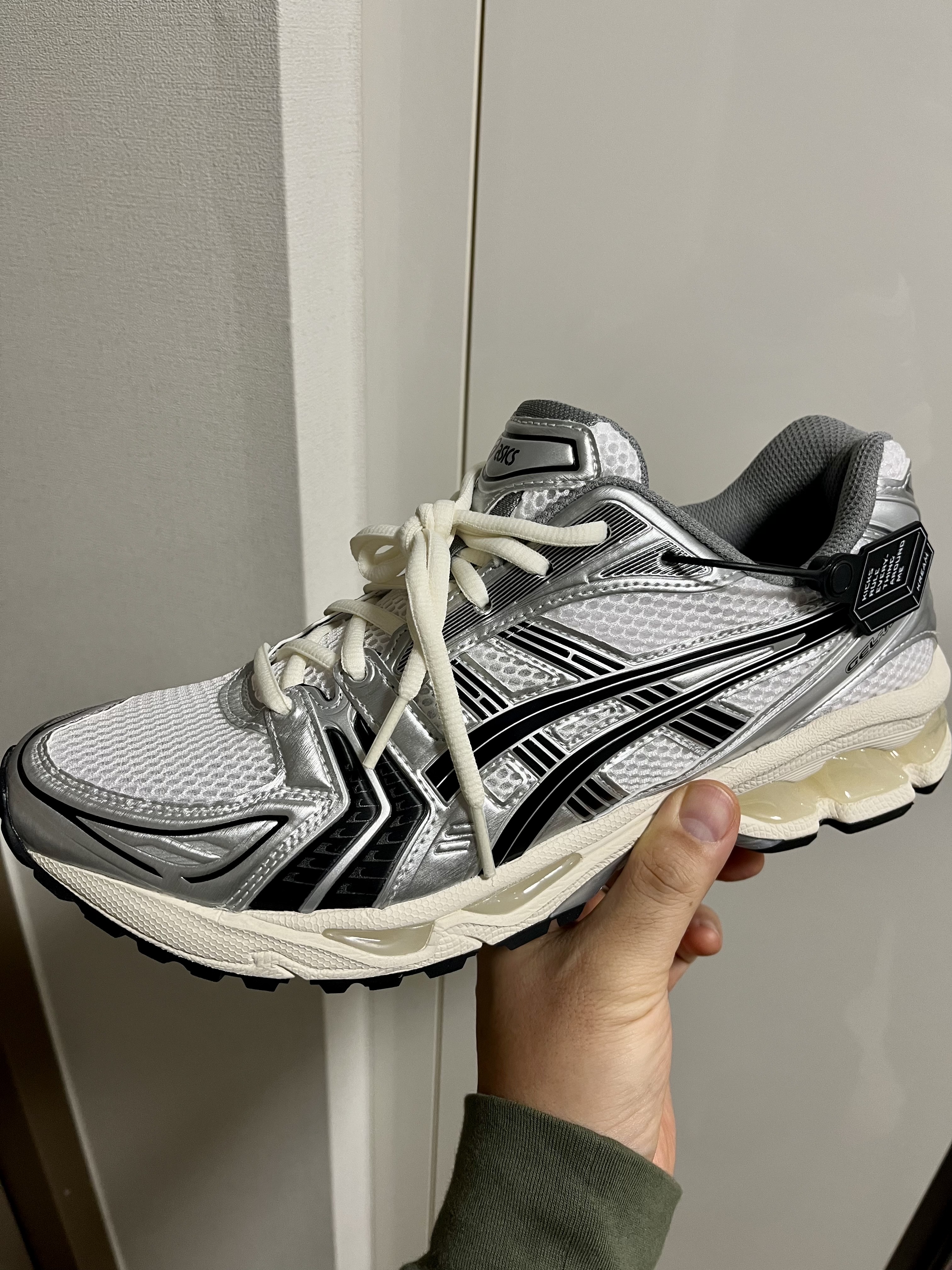 Asics x JJJJound Gel-Kayano 14 Silver Black 착용 스타일