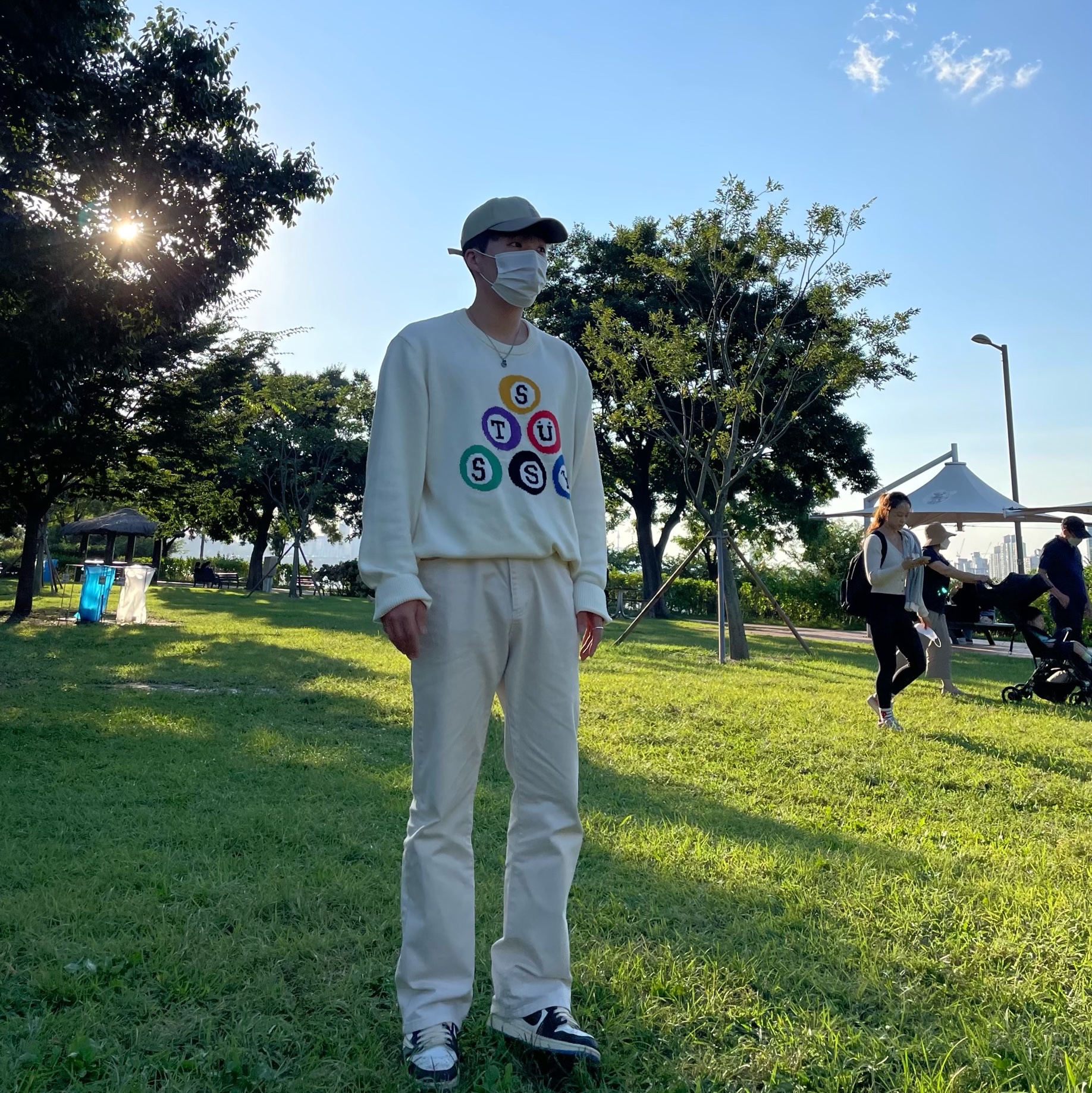 Stussy Billiard Sweater Natural, Jordan 1 x Travis Scott x Fragment Retro Low OG SP Military Blue 착용 스타일 - 2