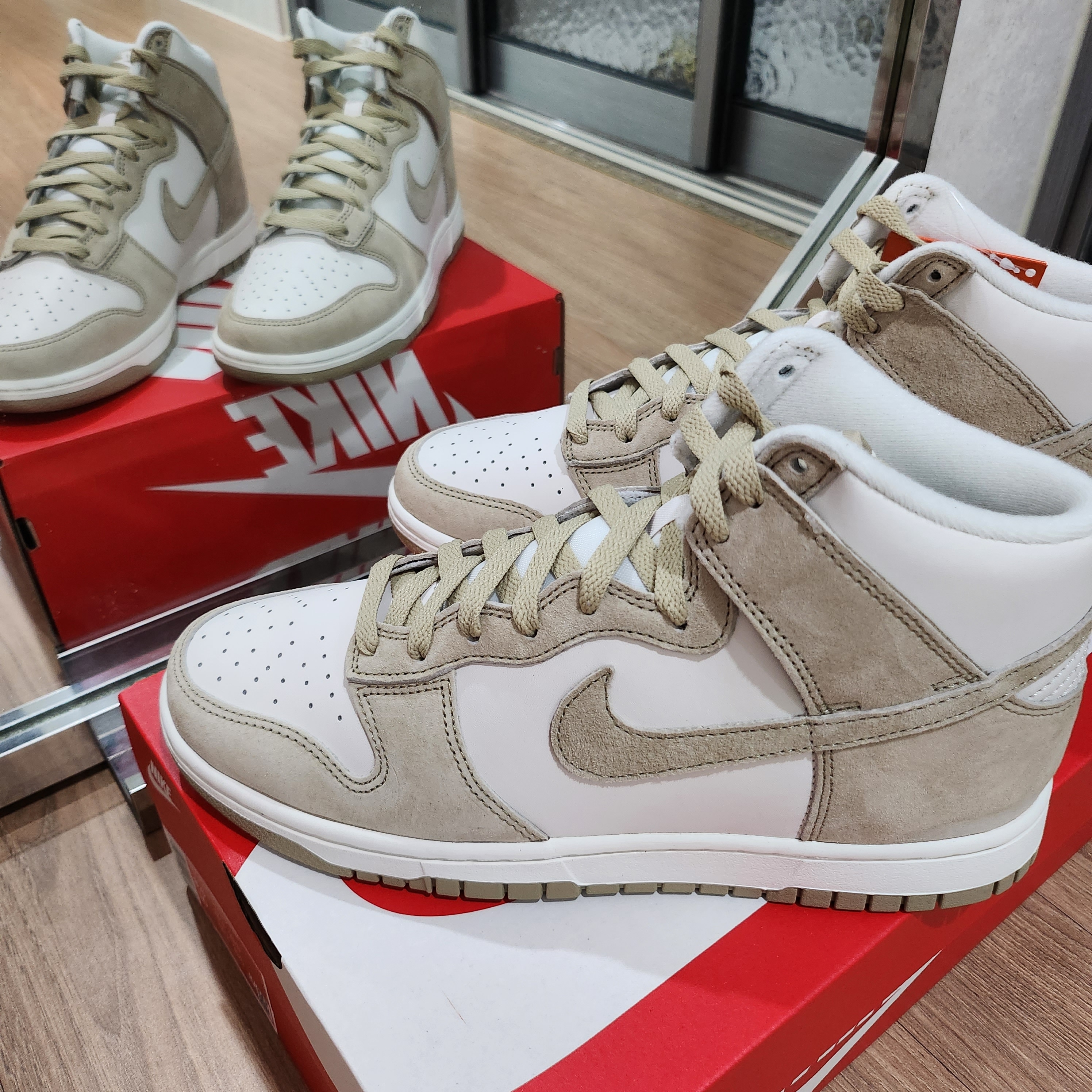 Nike Dunk High Retro PRM Limestone 착용 스타일 - 1