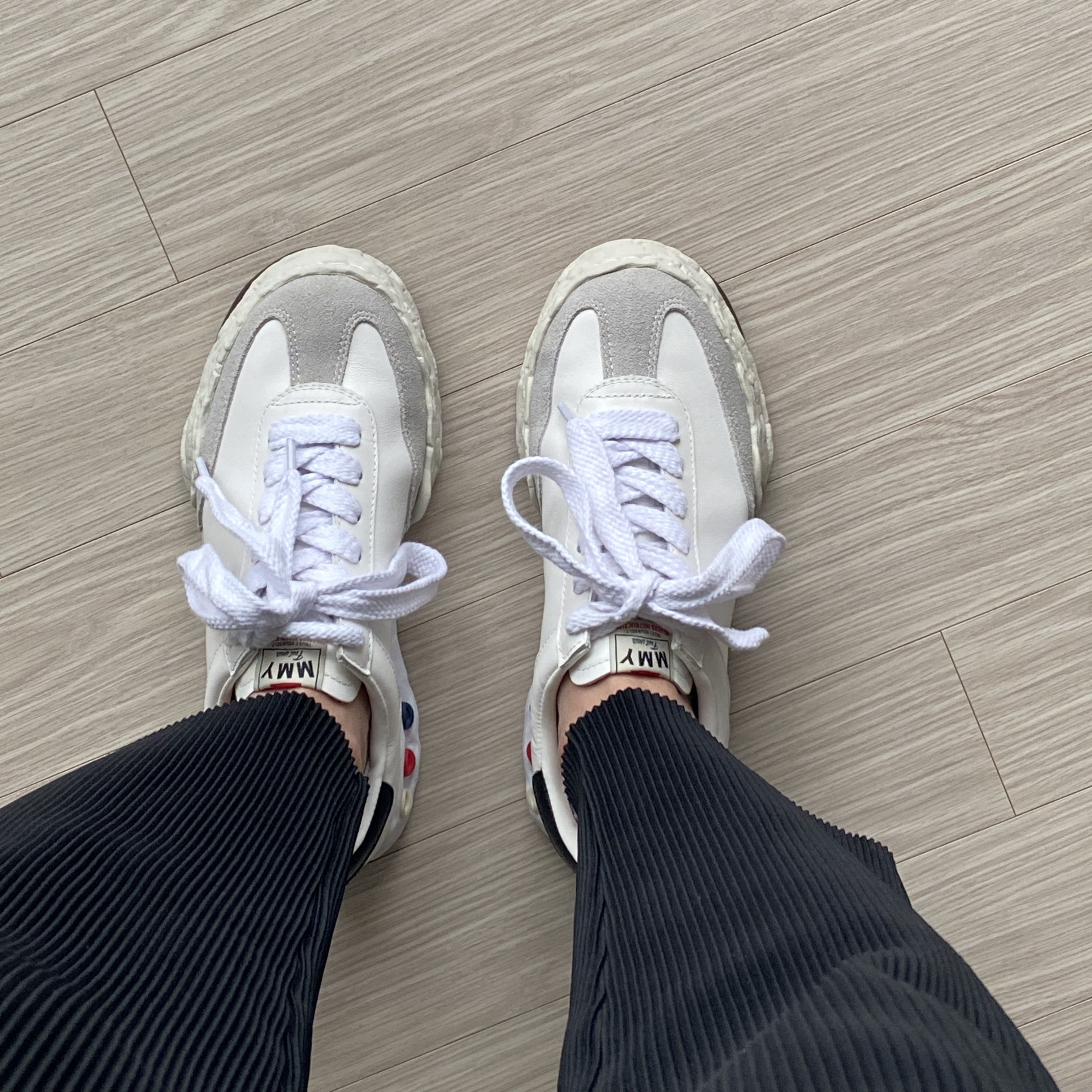 Maison Mihara Yasuhiro Herbie OG Sole Leather Low-top Sneakers White 착용 스타일 - 1