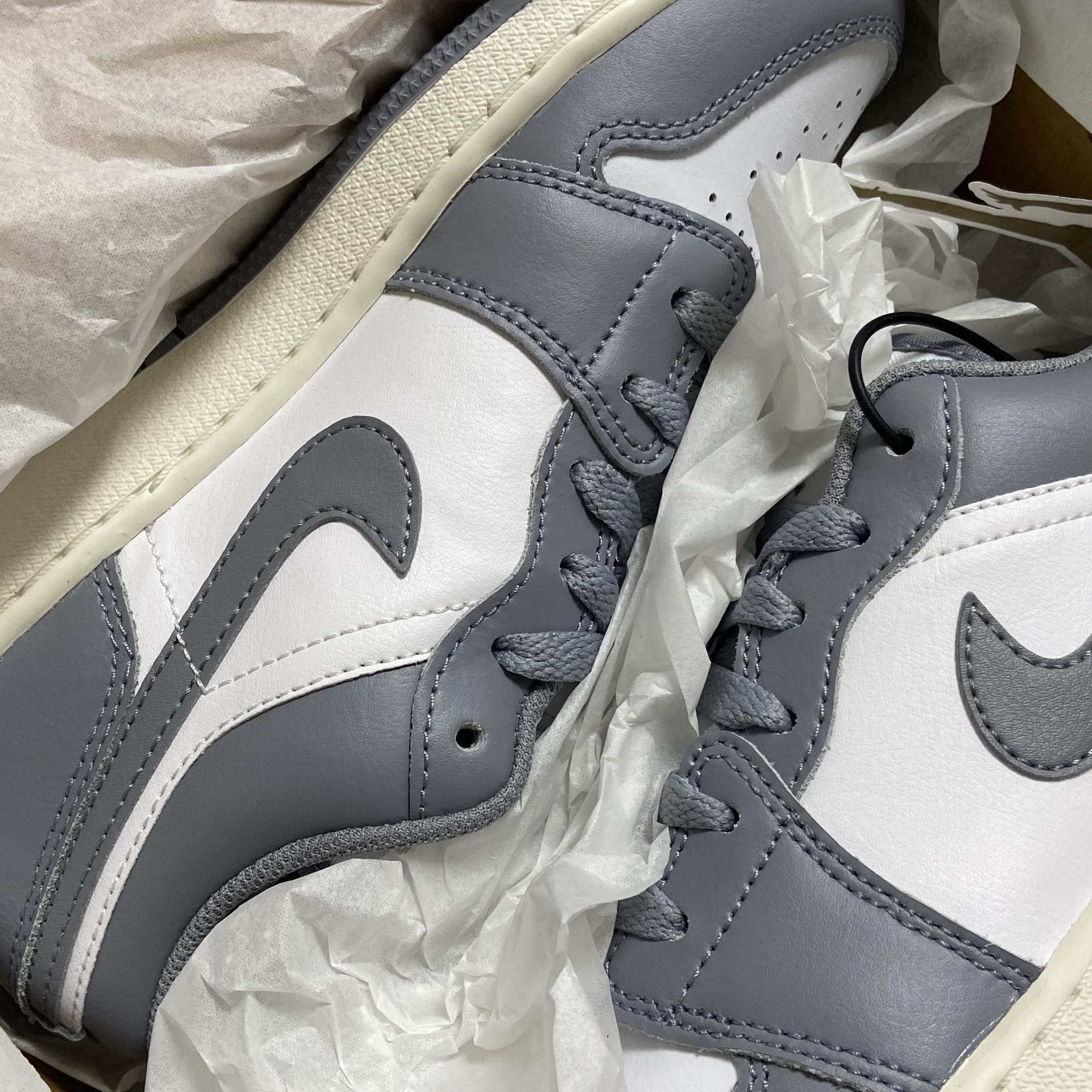 (GS) Jordan 1 Low Stealth and White 착용 스타일 - 1