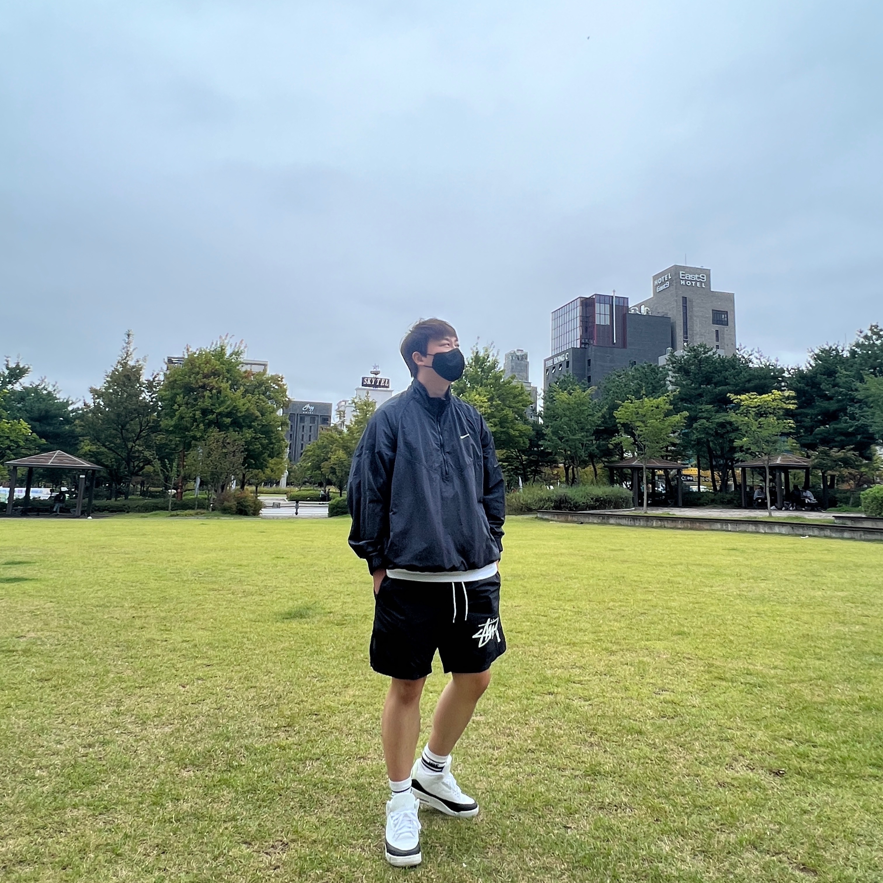 Nike x Stussy Windrunner Jacket Off Noir, Nike x Stussy Water Shorts Off Noir 착용 스타일 - 2