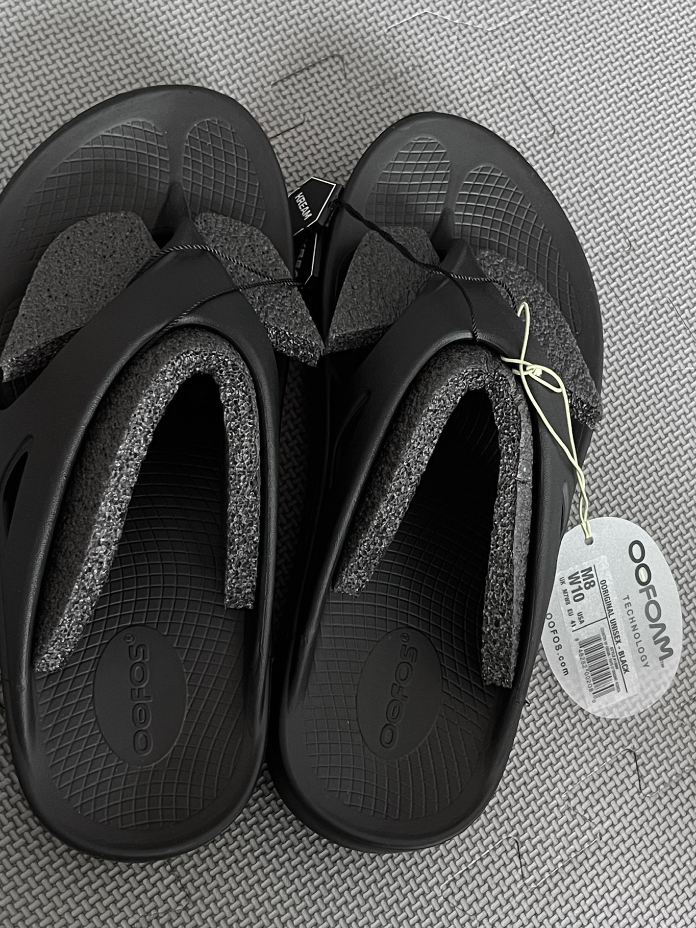 Oofos OOriginal Black 착용 스타일 - 1