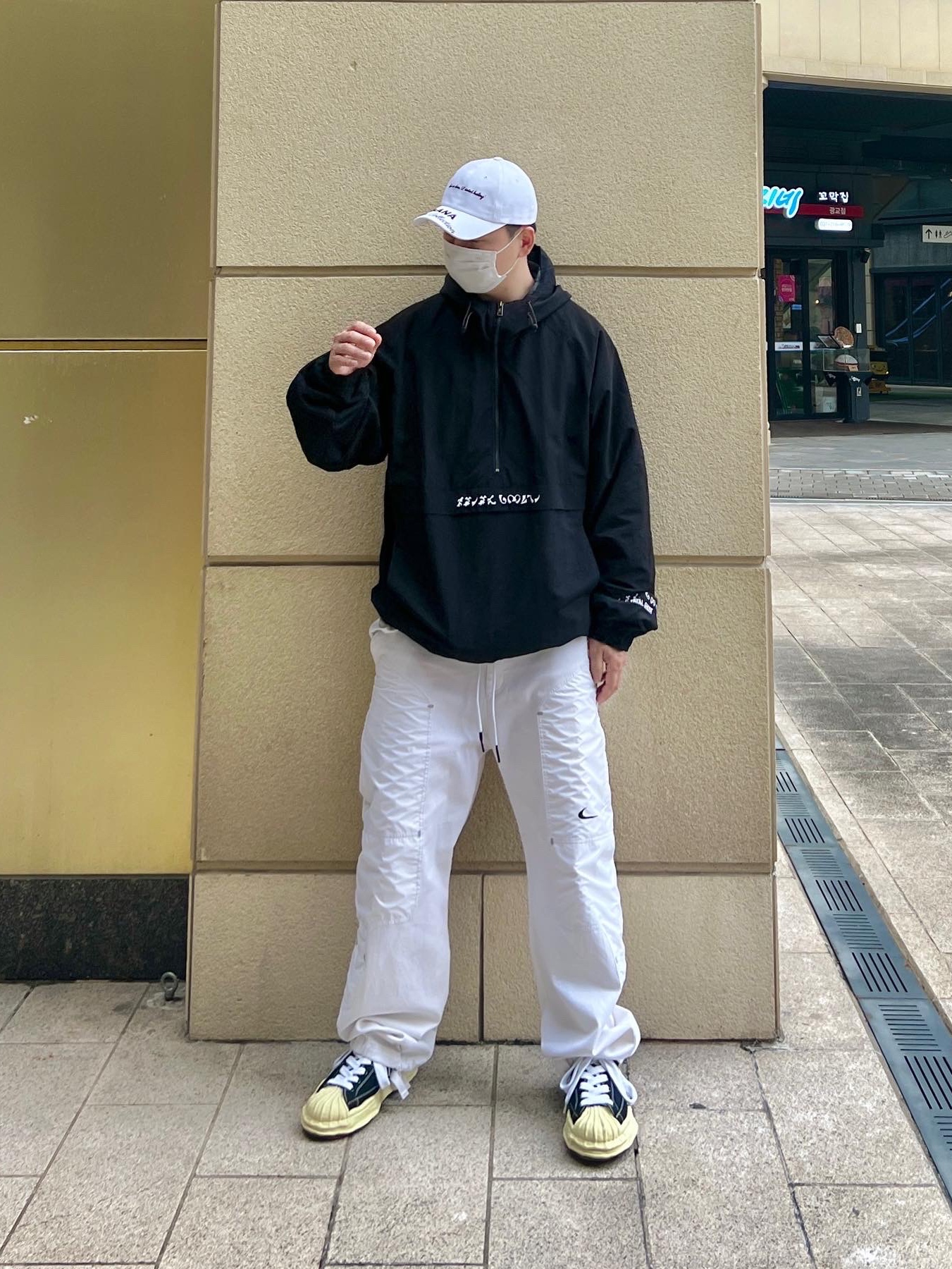 Nike x Off-White NRG Pants White, Maison Mihara Yasuhiro Blakey VL OG Sole Canvas Low-top Sneakers Black 착용 스타일 - 1
