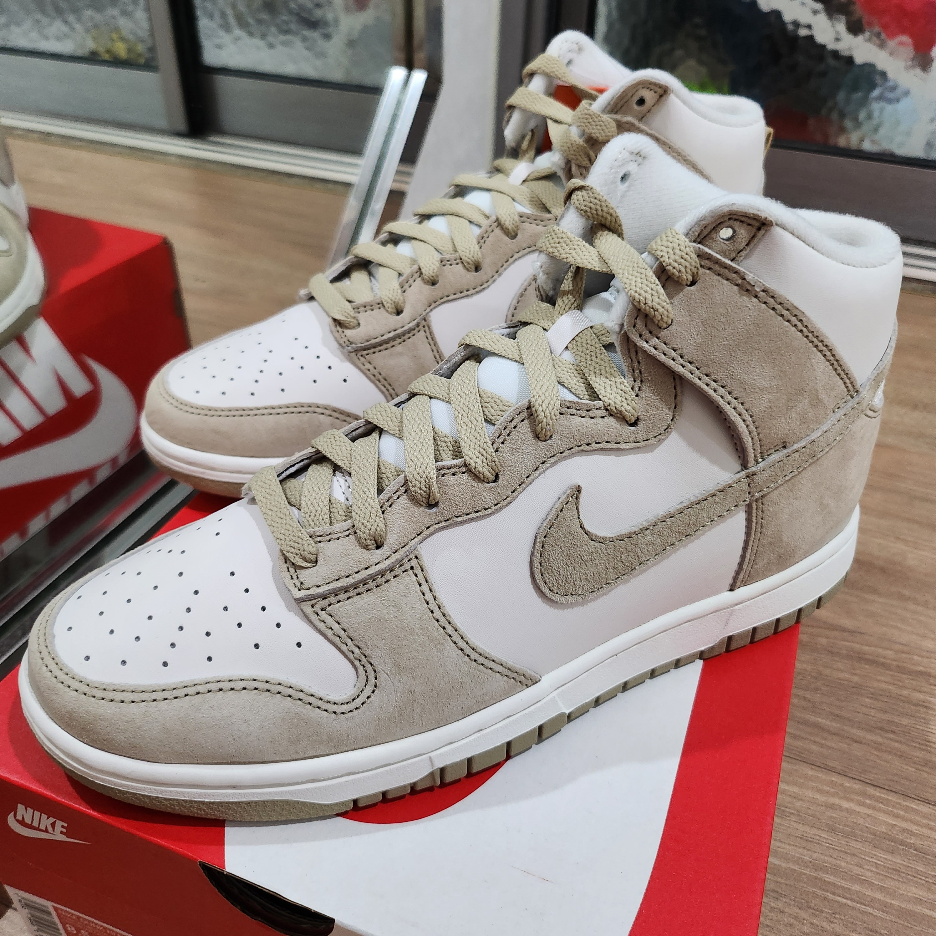 Nike Dunk High Retro PRM Limestone 착용 스타일 - 2