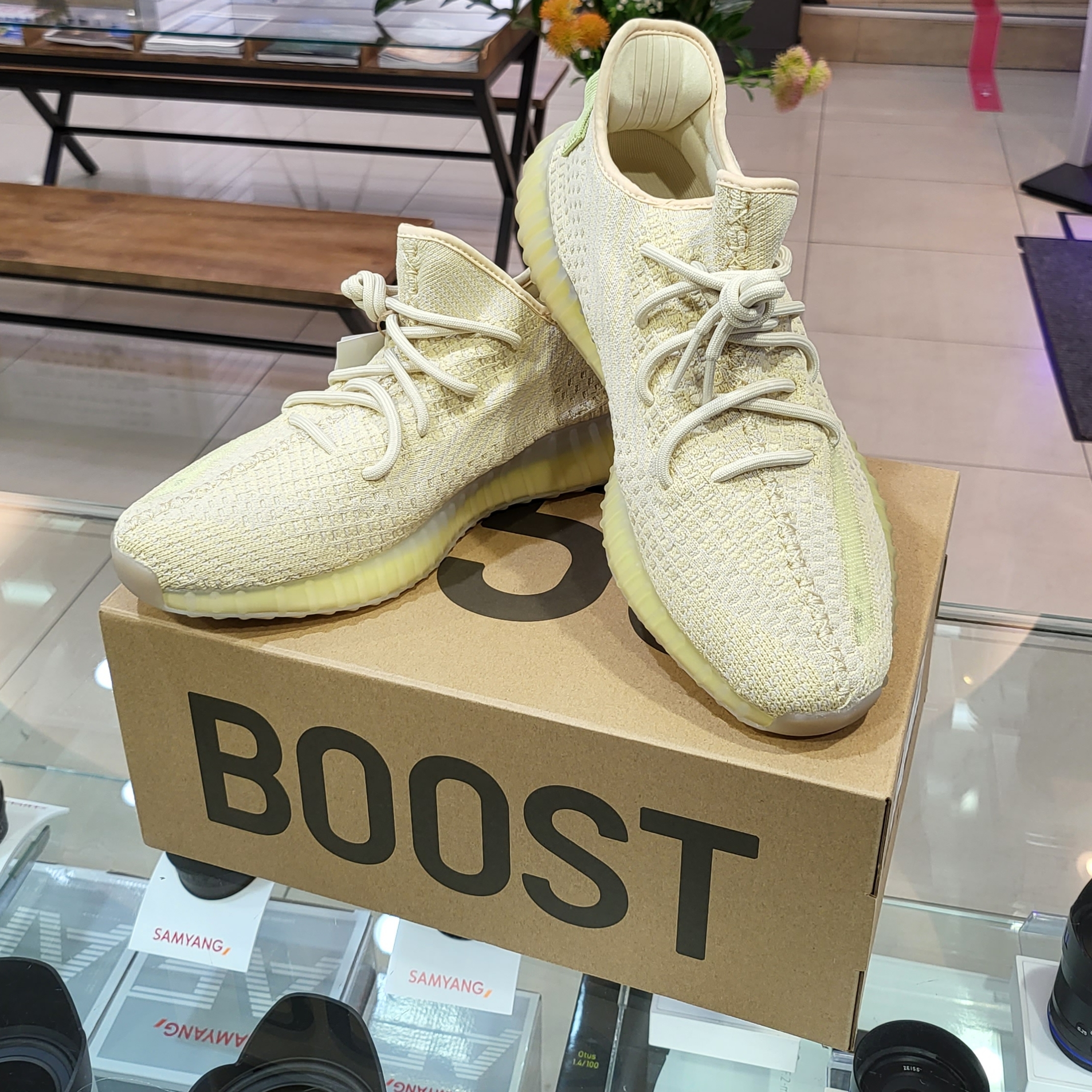 Adidas Yeezy Boost 350 V2 Flax 2022 착용 스타일 - 2