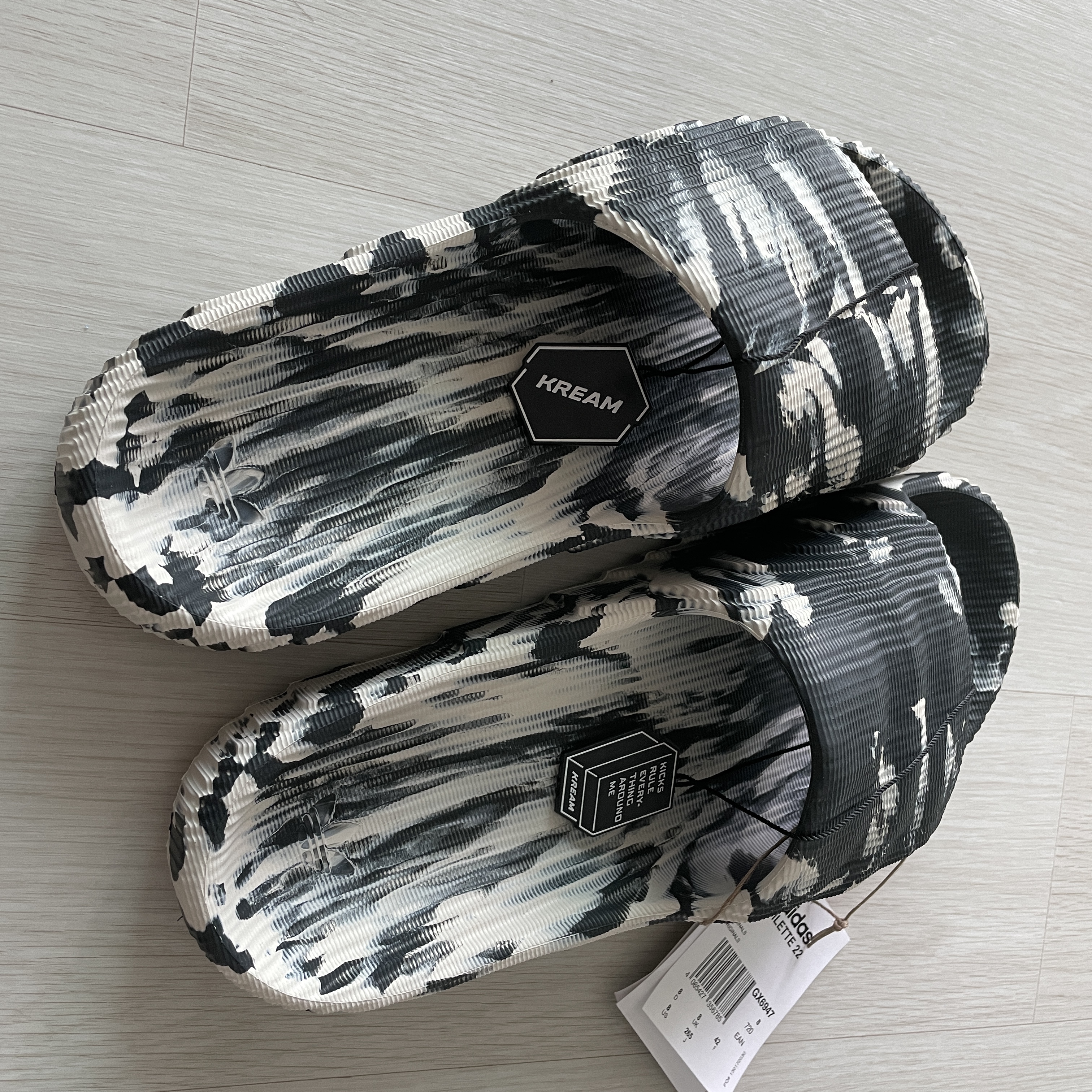 Adidas Adilette 22 Carbon Aluminium 착용 스타일 - 2
