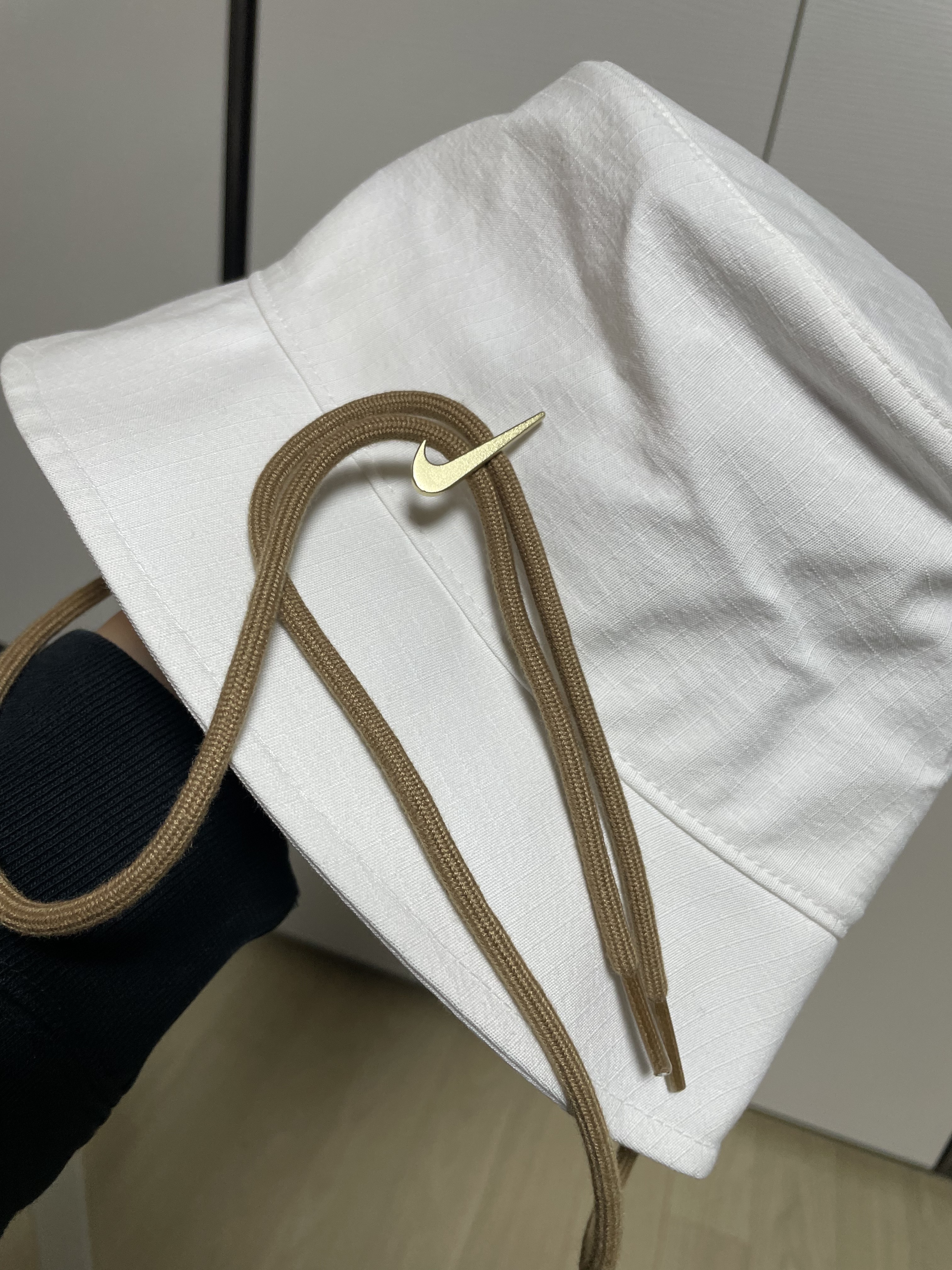 Nike x Jacquemus Bucket Hat White 착용 스타일 - 1