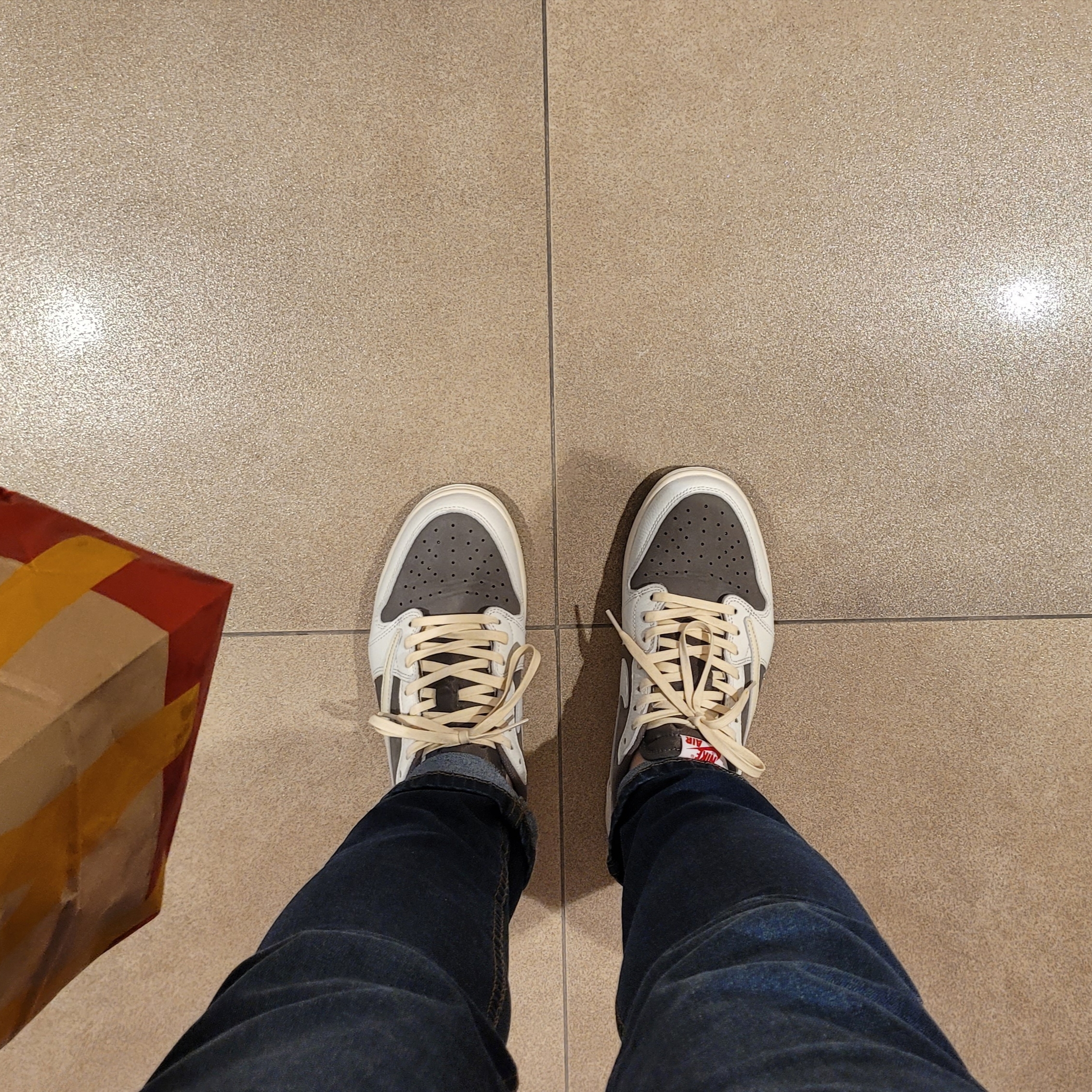 Jordan 1 x Travis Scott Retro Low OG SP Sail and Ridgerock 착용 스타일